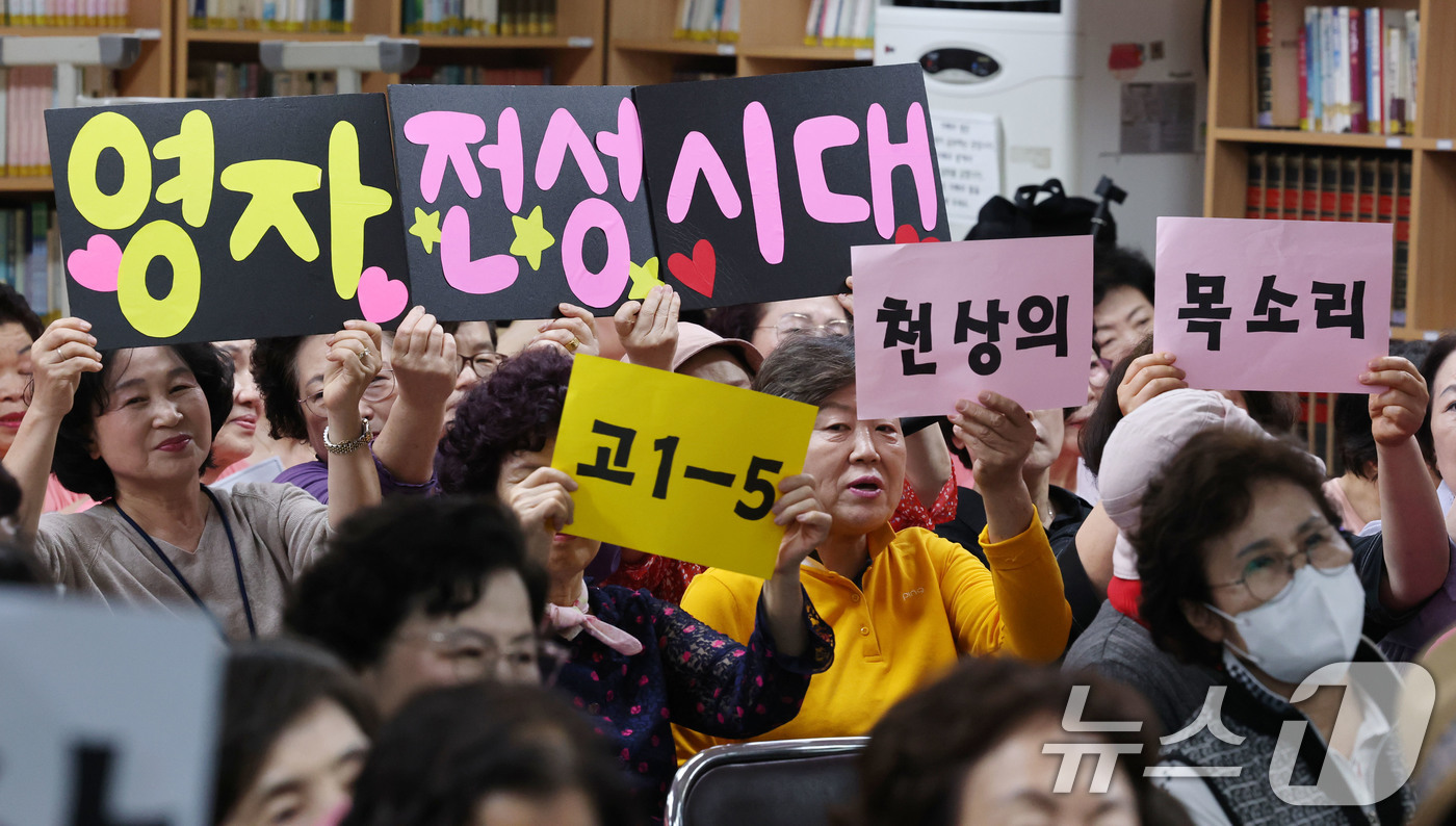 (서울=뉴스1) 박세연 기자 = 22일 서울 마포구 일성여자중고등학교에서 열린 시낭송대회에서 학생들이 열띤 응원전을 펼치고 있다.올해로 20회를 맞이한 늦깎이 만학도들의 시낭송대회 …