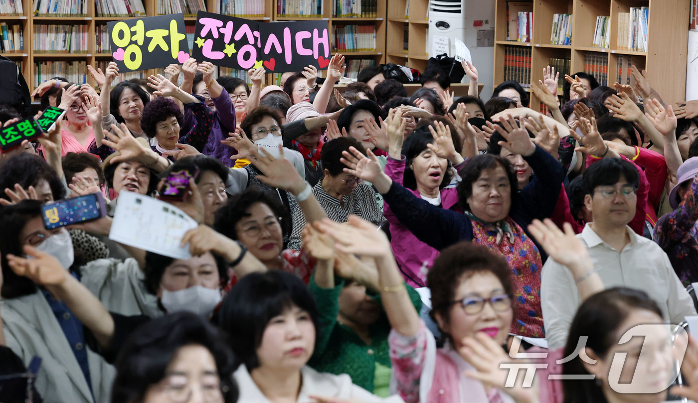 (서울=뉴스1) 박세연 기자 = 22일 서울 마포구 일성여자중고등학교에서 열린 시낭송대회에서 학생들이 열띤 응원전을 펼치고 있다.올해로 20회를 맞이한 늦깎이 만학도들의 시낭송대회 …