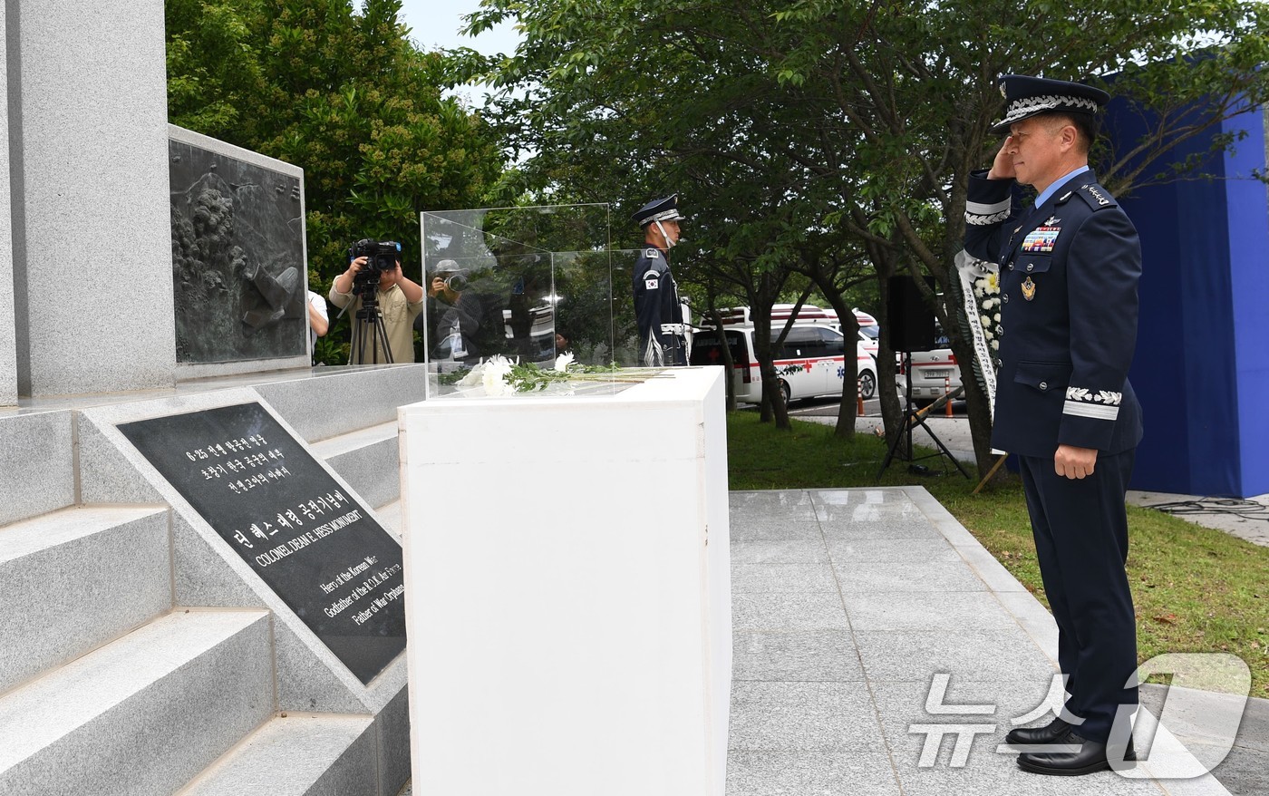 (서울=뉴스1) = 이영수 공군참모총장이 22일 제주 항공우주박물관에서 거행된 딘 헤스 美 공군 대령 10주기 추모식에서 헌화를 마친 뒤 경례하고 있다. (공군 제공. 재판매 및 …