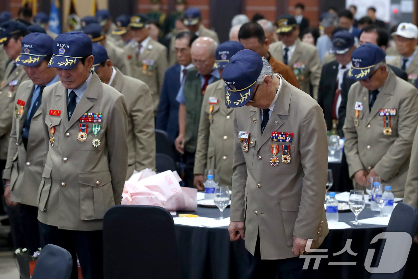 (대구=뉴스1) 공정식 기자 = 22일 대구 북구 엑스코(EXCO)에서 열린 '해외 파병용사의 날 위로연'에 참석한 파병용사들이 숨진 전우의 넋을 기리는 묵념을 하고 있다.대구지방 …