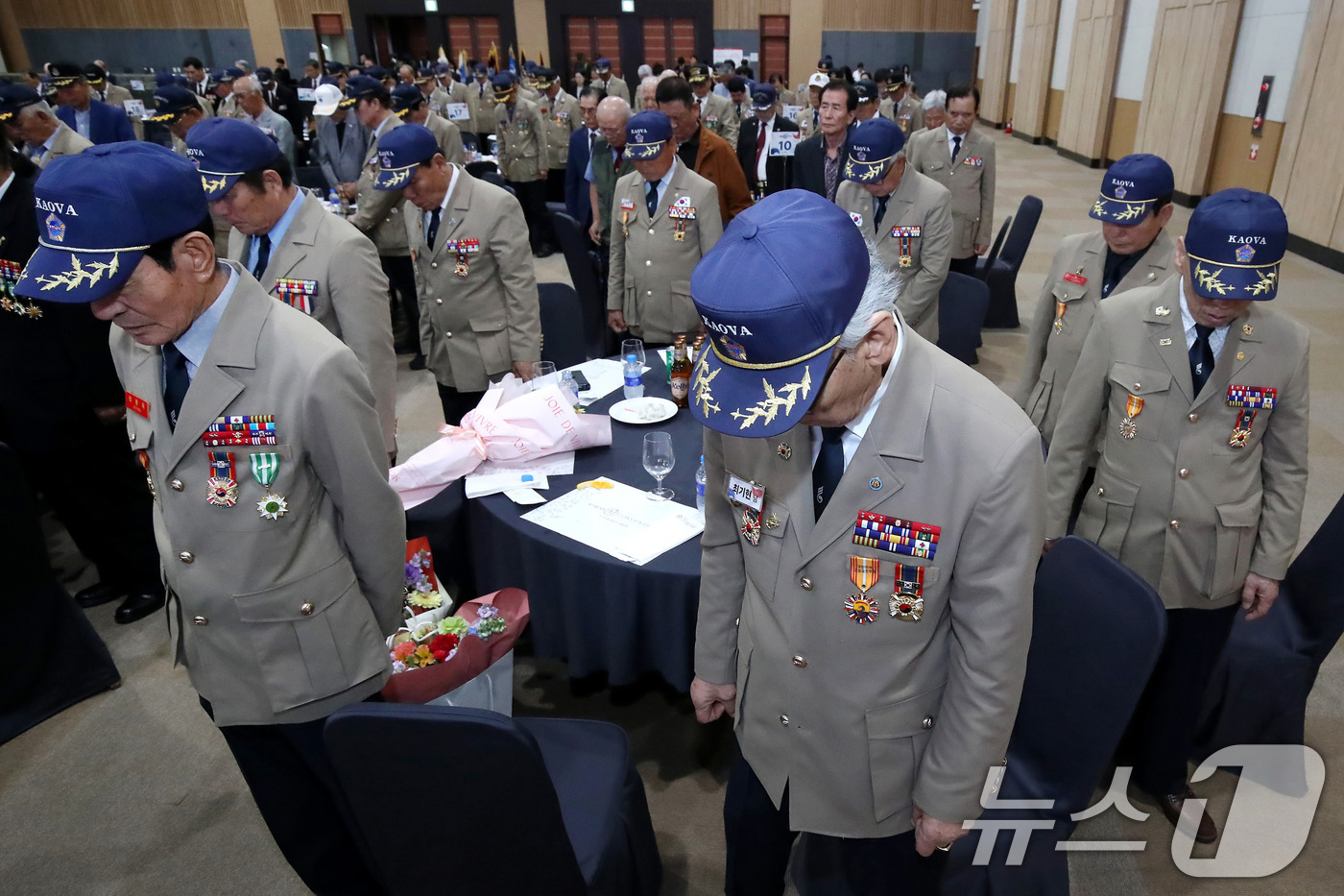 (대구=뉴스1) 공정식 기자 = 22일 대구 북구 엑스코(EXCO)에서 열린 '해외 파병용사의 날 위로연'에 참석한 파병용사들이 숨진 전우의 넋을 기리는 묵념을 하고 있다.대구지방 …