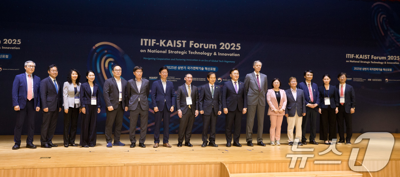 (서울=뉴스1) = 유상임 과학기술정보통신부 장관이 22일 대전 유성구 한국과학기술원(KAIST)에서 열린 '국가전략기술 혁신포럼'에서 로버트 앳킨슨 미국 정보기술혁신재단 회장, …