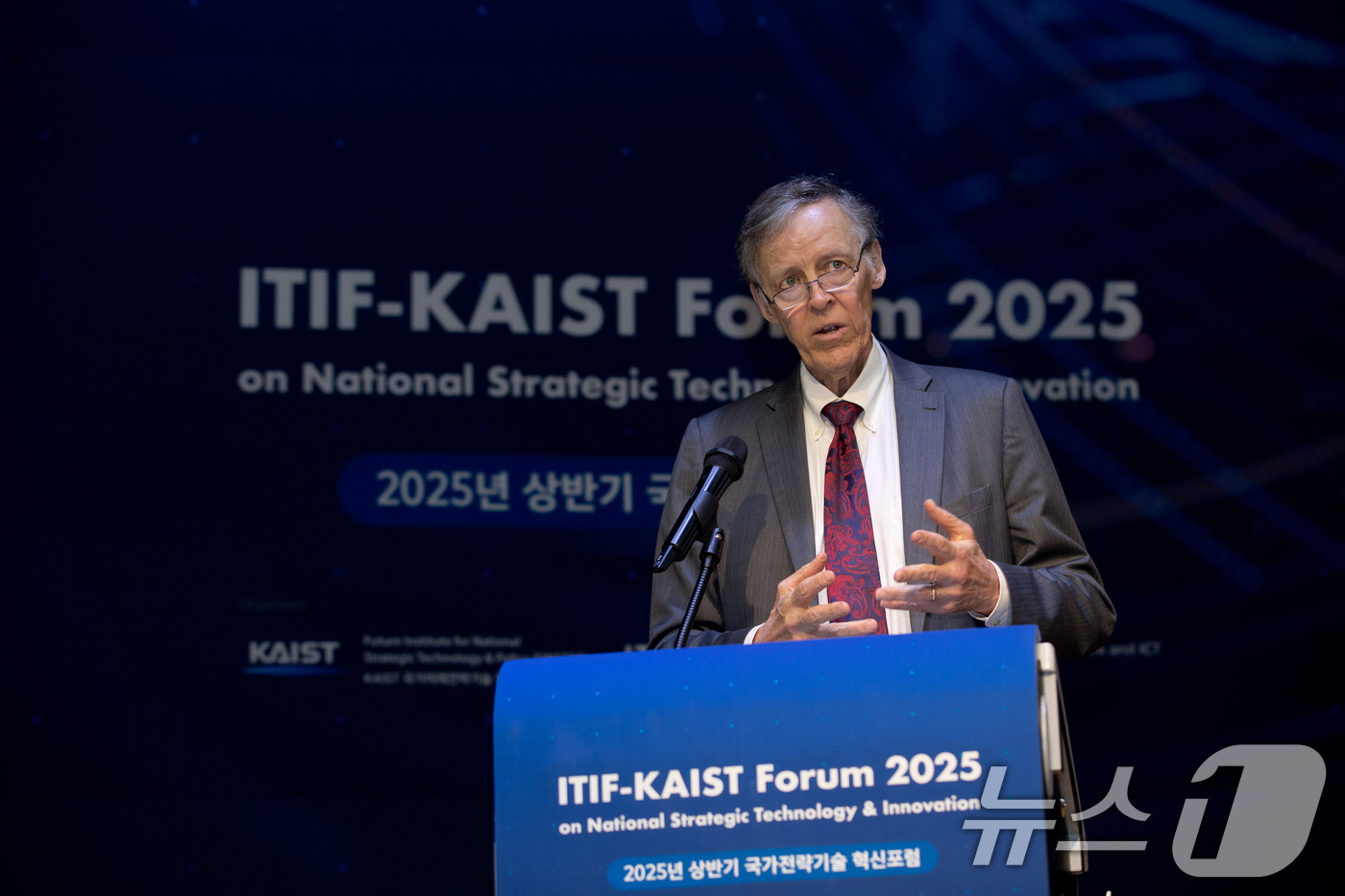 (서울=뉴스1) = 로버트 앳킨슨 미국 정보기술혁신재단 회장이 22일 대전 유성구 한국과학기술원(KAIST)에서 열린 '국가전략기술 혁신포럼'에서 기조연설을 하고 있다. (과학기술 …
