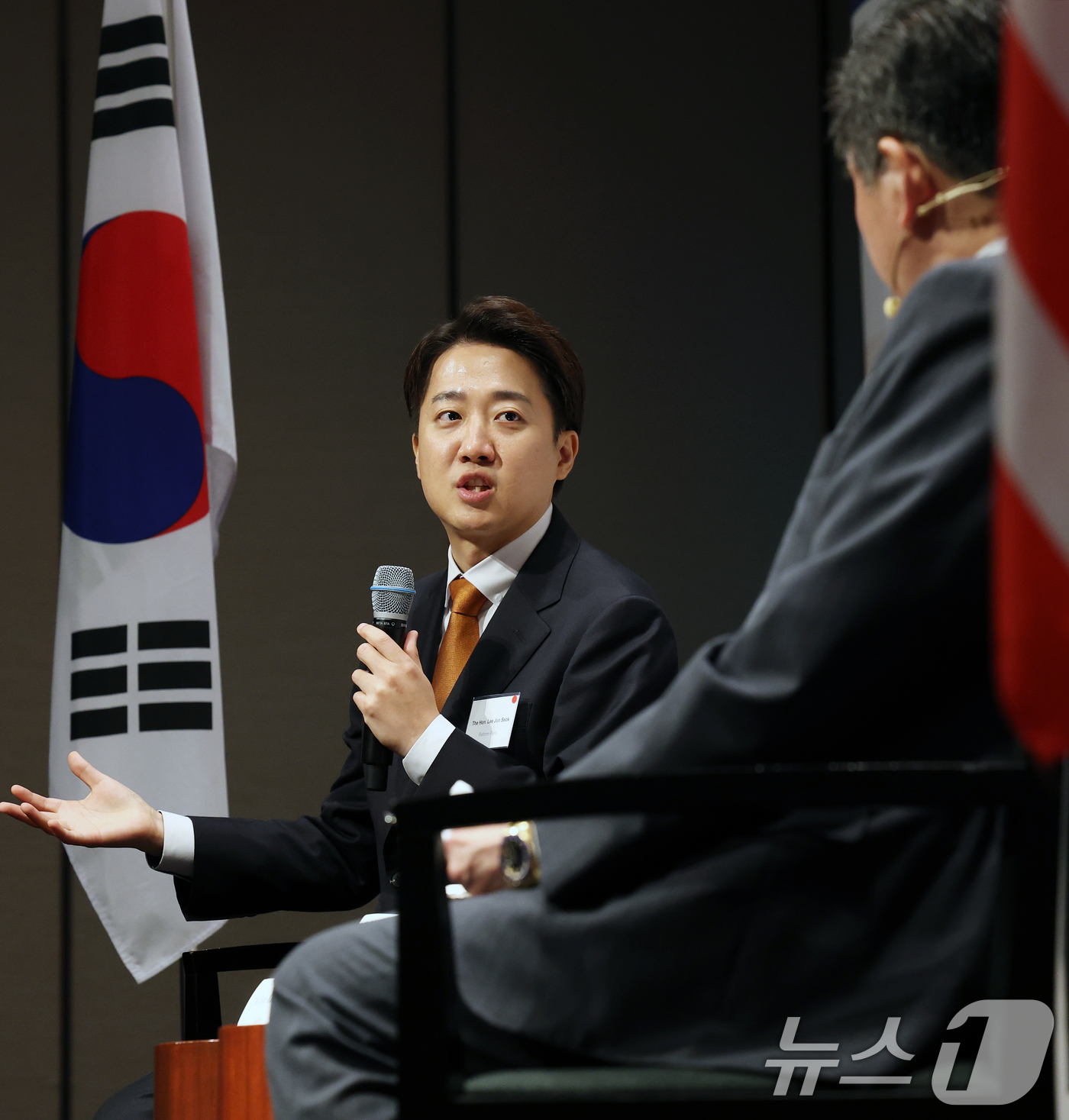 (서울=뉴스1) 오대일 기자 = 이준석 개혁신당 대통령 후보가 22일 오후 서울 용산구 그랜드하얏트서울에서 제임스 김 주한미국상공회의소(AMCHAM·암참) 회장과 대담하고 있다. …