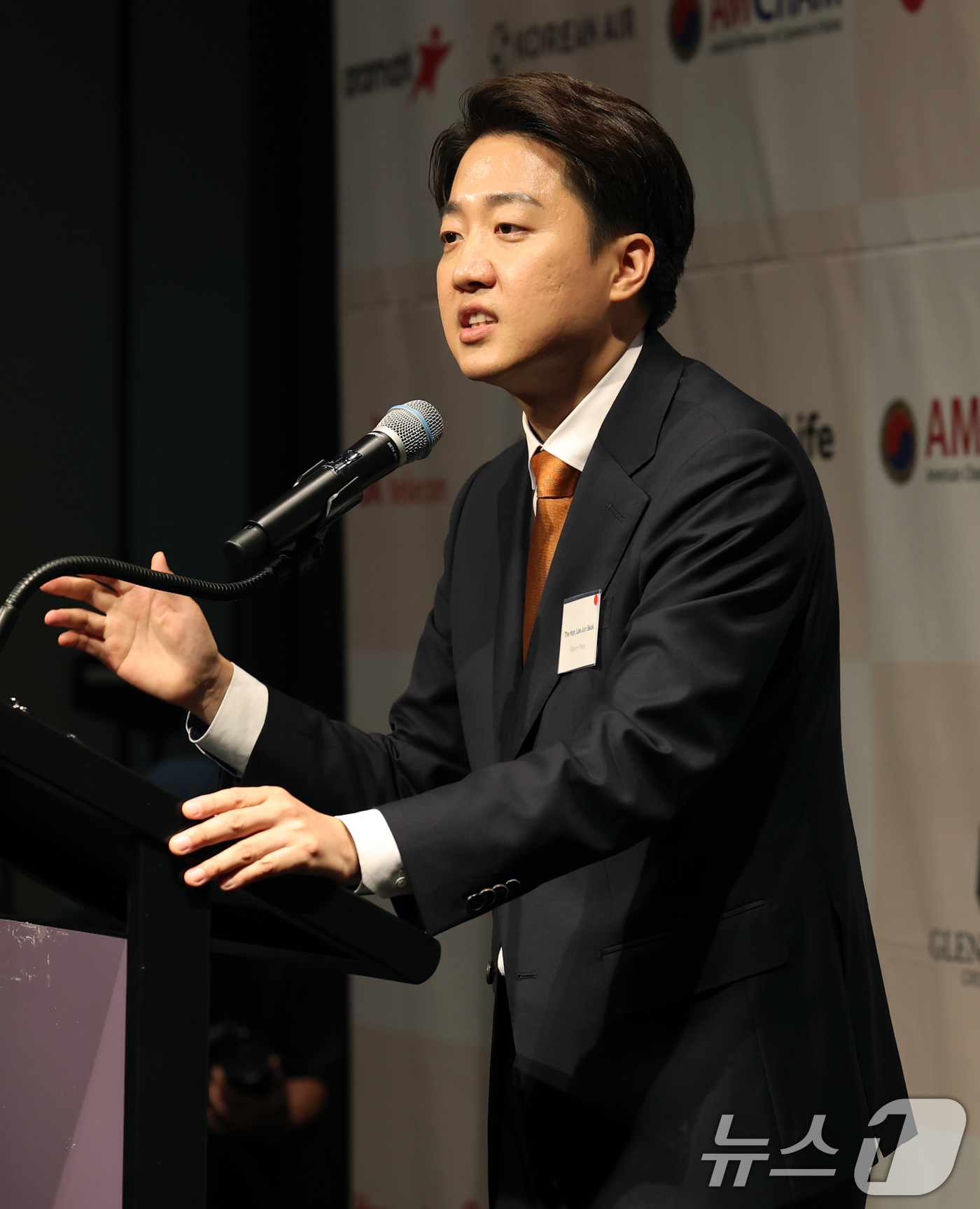 (서울=뉴스1) 오대일 기자 = 이준석 개혁신당 대통령 후보가 22일 오후 서울 용산구 그랜드하얏트서울에서 열린 제임스 김 주한미국상공회의소(AMCHAM·암참) 회장과의 대담에 앞 …