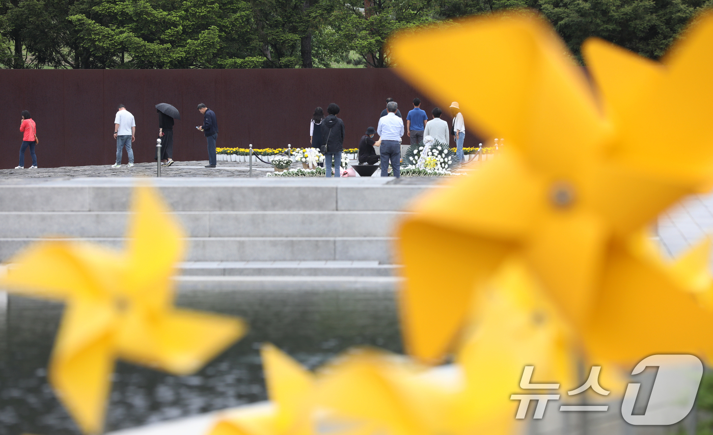 (김해=뉴스1) 윤일지 기자 = 고(故) 노무현 전 대통령 서거 16주기 추도식을 하루 앞둔 22일 오후 경남 김해 봉하마을을 찾은 시민들이 노 전 대통령 묘역을 참배하고 있다. …