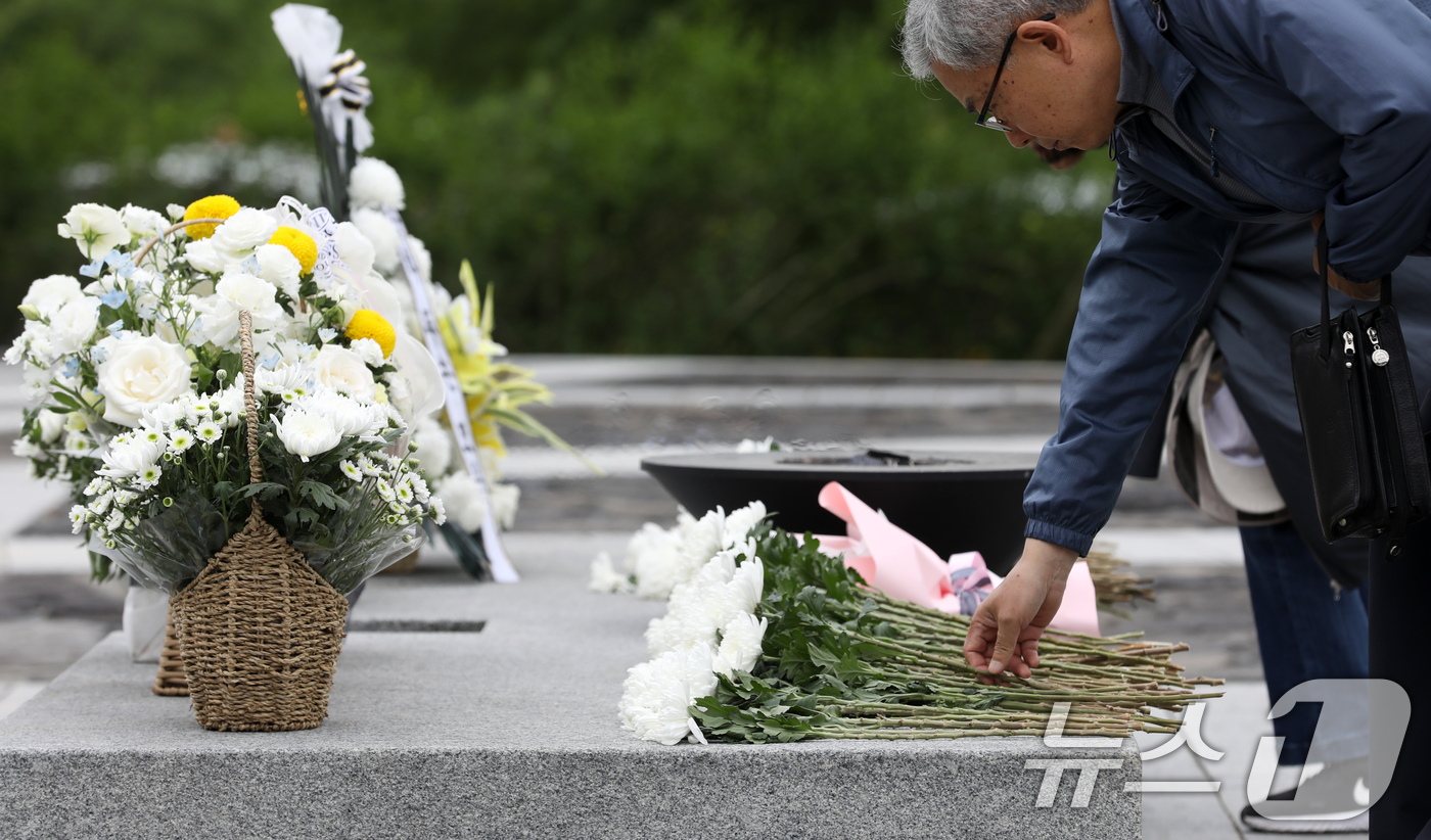 (김해=뉴스1) 윤일지 기자 = 고(故) 노무현 전 대통령 서거 16주기 추도식을 하루 앞둔 22일 오후 경남 김해 봉하마을을 찾은 시민들이 노 전 대통령 묘역을 참배하고 있다. …