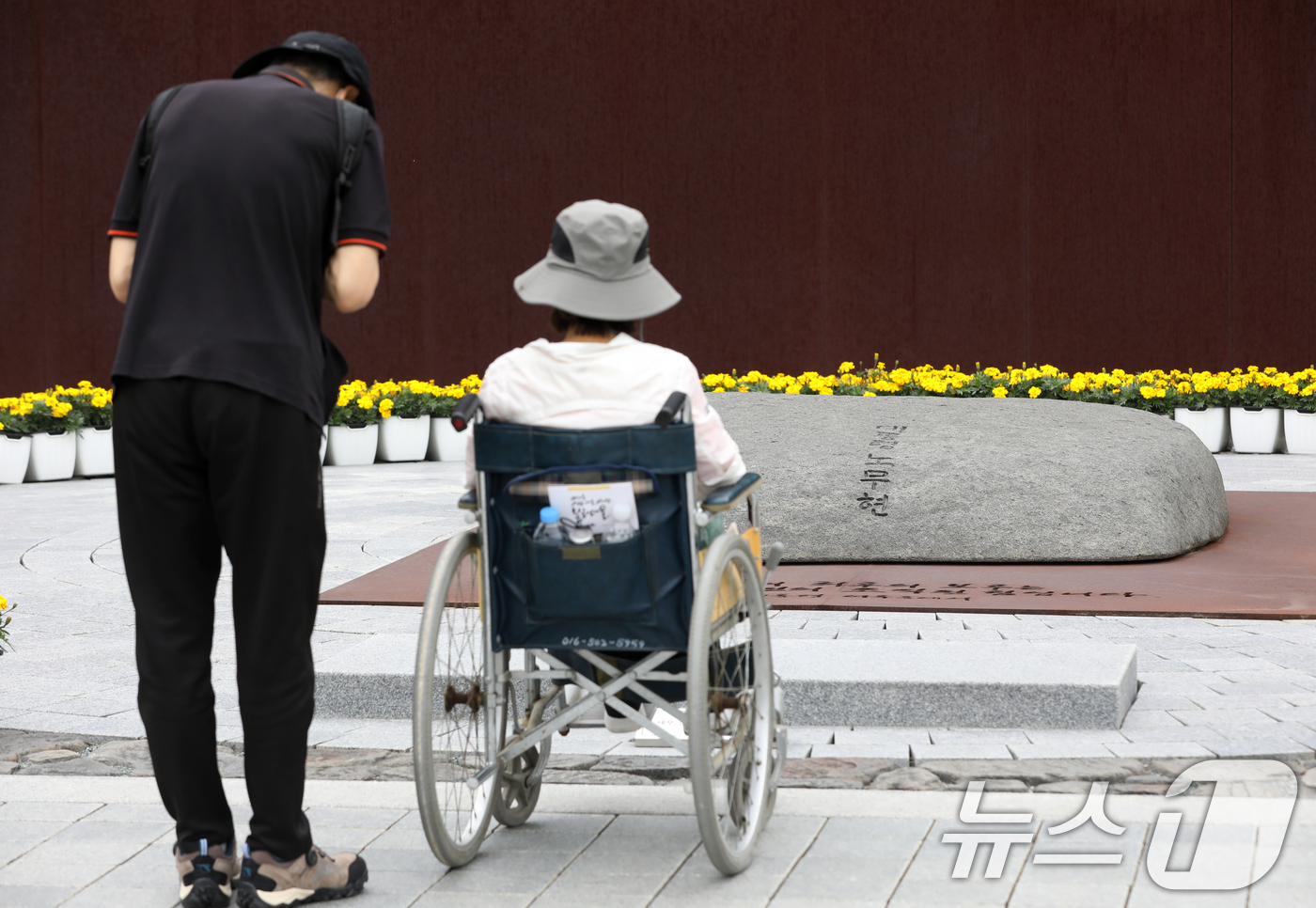 (김해=뉴스1) 윤일지 기자 = 고(故) 노무현 전 대통령 서거 16주기 추도식을 하루 앞둔 22일 오후 경남 김해 봉하마을을 찾은 시민들이 노 전 대통령 묘역을 참배하고 있다. …