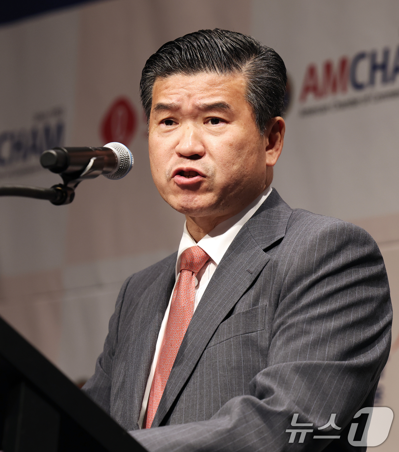 (서울=뉴스1) 오대일 기자 = 제임스 김 주한미국상공회의소(AMCHAM·암참) 회장이 22일 오후 서울 용산구 그랜드하얏트서울에서 열린 이준석 개혁신당 대통령 후보와의 대담에 앞 …