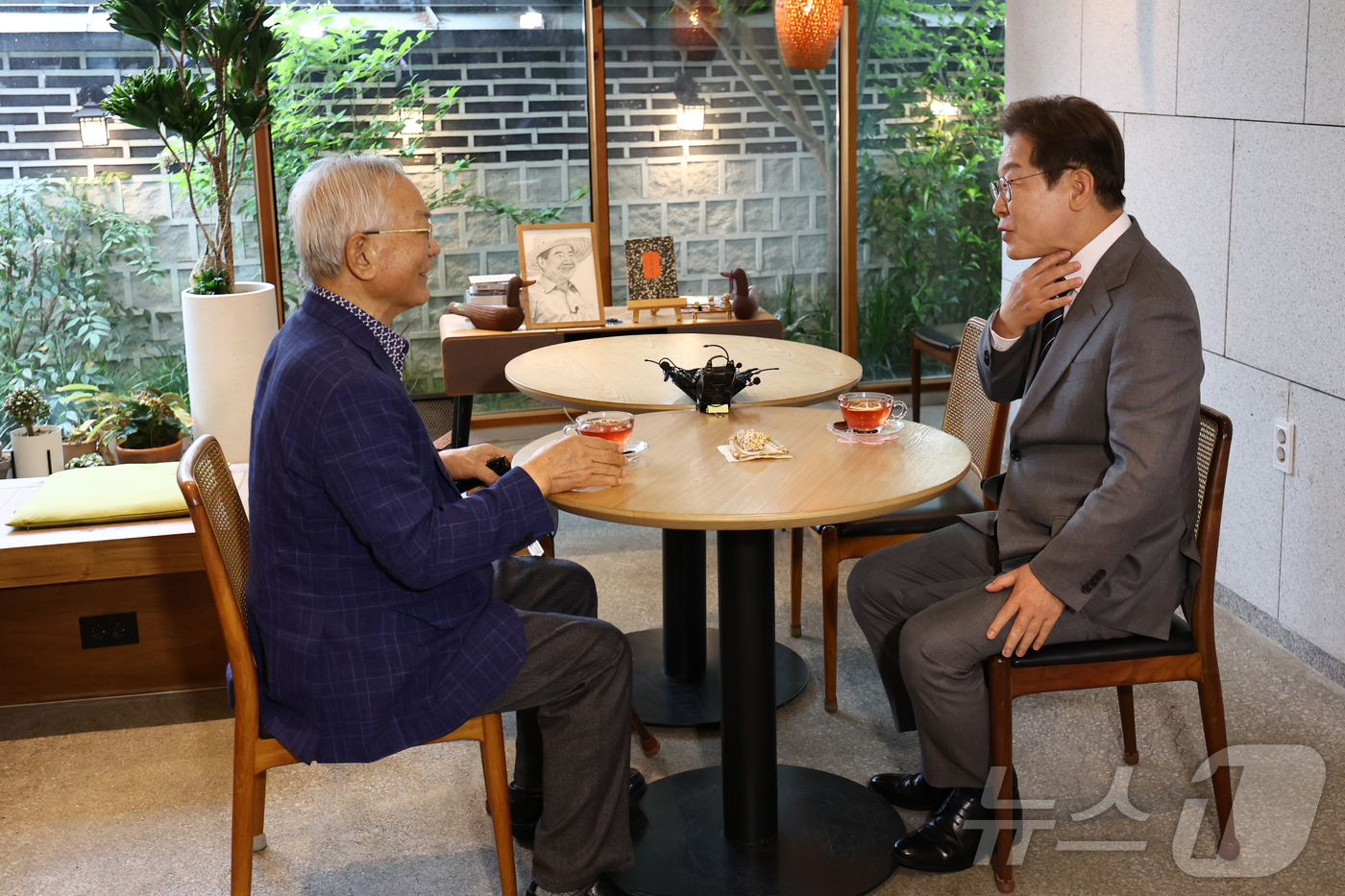 (양산=뉴스1) 이재명 기자 = 이재명 더불어민주당 대통령 후보가 22일 경남 양산시 소소서원에서 송기인 신부와 차담을 하고 있다. (공동취재) 2025.5.22/뉴스1