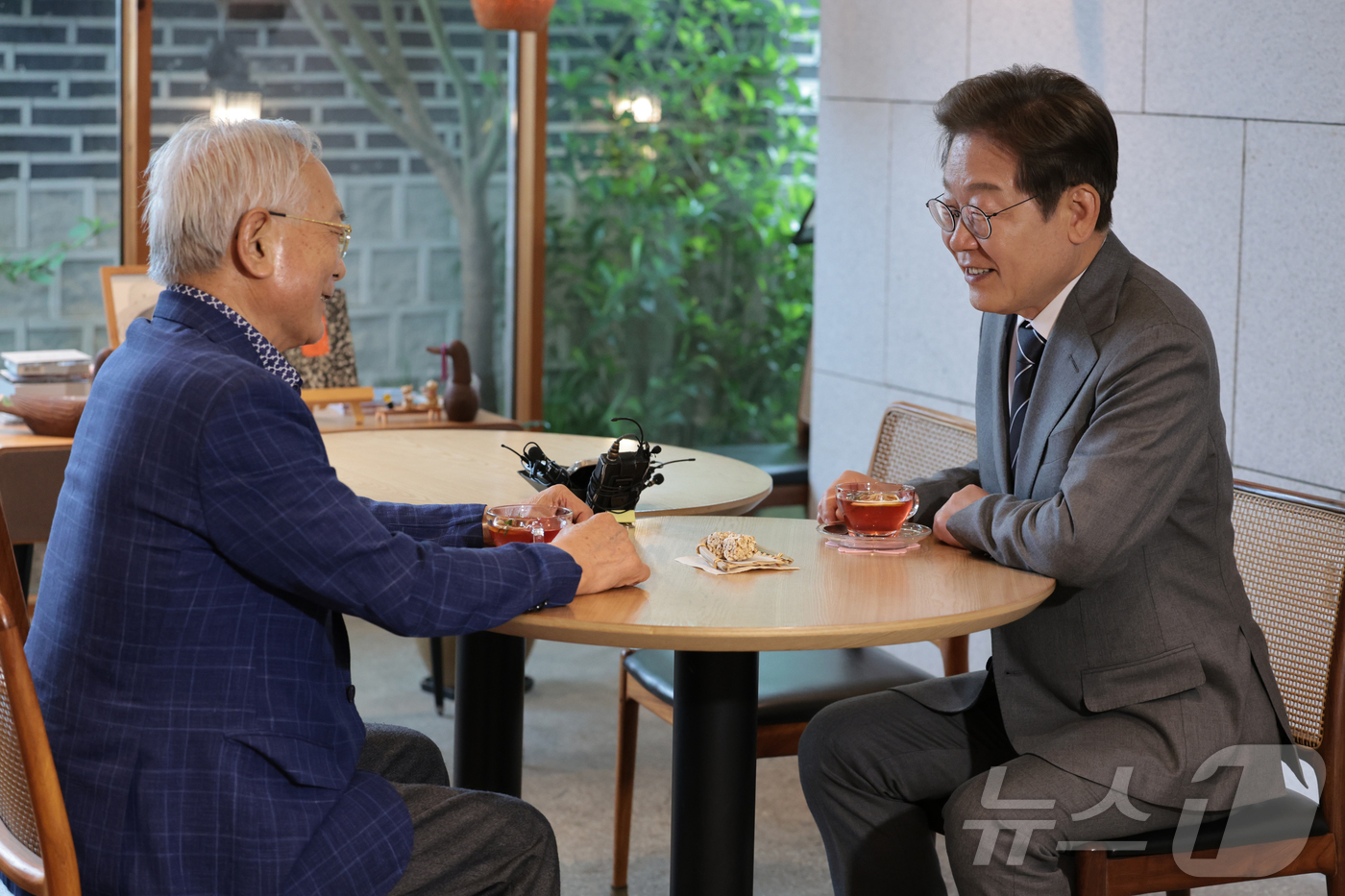 (양산=뉴스1) 이재명 기자 = 이재명 더불어민주당 대통령 후보가 22일 경남 양산시 소소서원에서 송기인 신부와 차담을 하고 있다. (공동취재) 2025.5.22/뉴스1