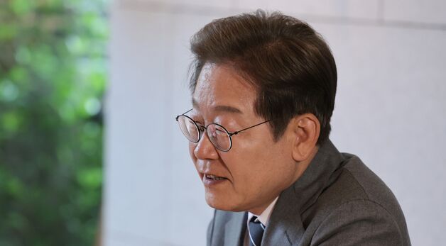 송기인 신부와 차담하는 이재명 후보