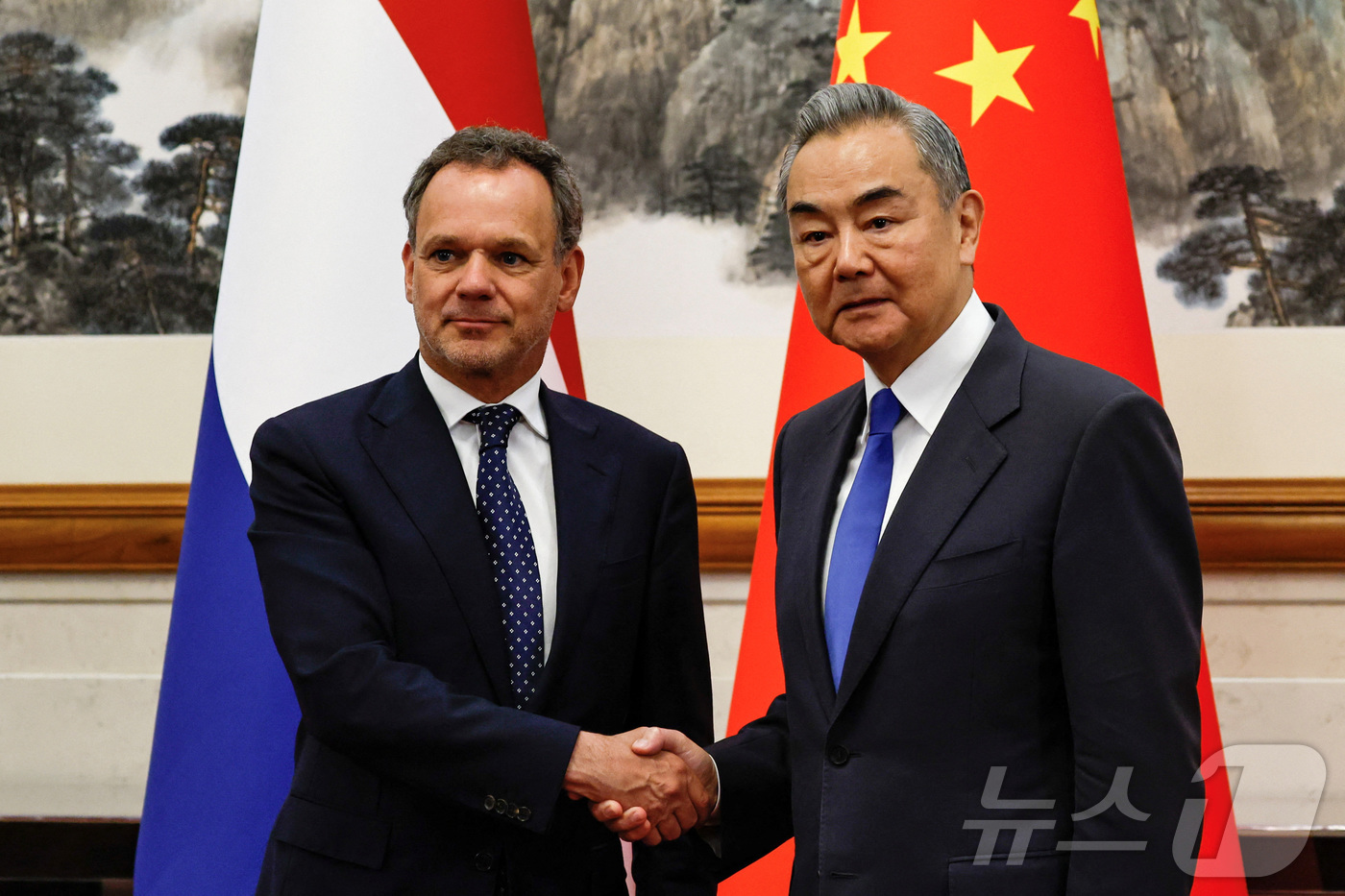 (베이징 로이터=뉴스1) 신기림 기자 = 왕이 중국 외교부장(오른쪽)과 카스파 벨드캄프 네덜란드 외교부 장관이 22일 베이징 댜오위타이 국빈관에서 회담에 앞서 사진 촬영을 위해 포 …