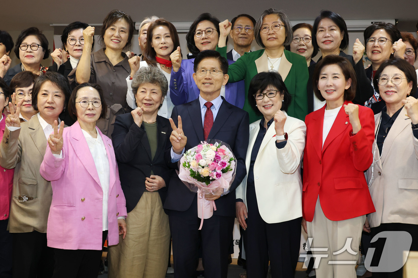 (서울=뉴스1) 이광호 기자 = 김문수 국민의힘 대통령 후보가 22일 오후 서울 용산구 한국여성단체협의회에서 열린 여성정책 협약식에서 허명 한국여성단체협의회장 등 참석자들과 기념촬 …