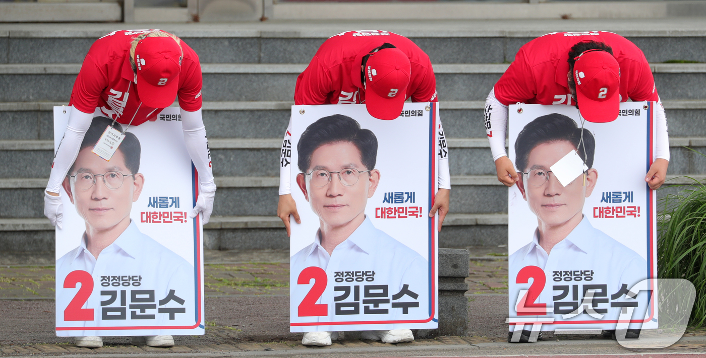 (전주=뉴스1) 유경석 기자 = 22일 전북 전주시 추천대교 앞 사거리에서 김문수 국민의힘 대선 후보의 선거운동원들이 거리 유세를 하고 있다. 2025.5.22/뉴스1