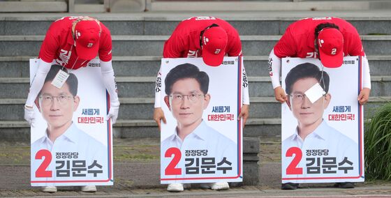 지지 호소하는 김문수 대선 후보 선거운동원들