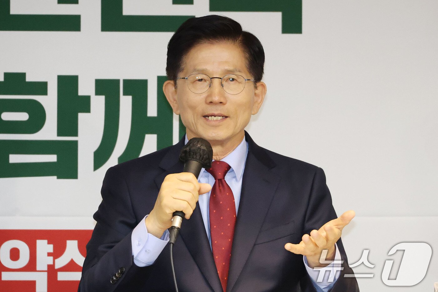 본문 이미지 - 김문수 국민의힘 대통령 후보가 22일 오후 서울 용산구 한국여성단체협의회에서 열린 여성정책 협약식에 참석해 인사말을 하고 있다. 2025.5.22/뉴스1 ⓒ News1 이광호 기자
