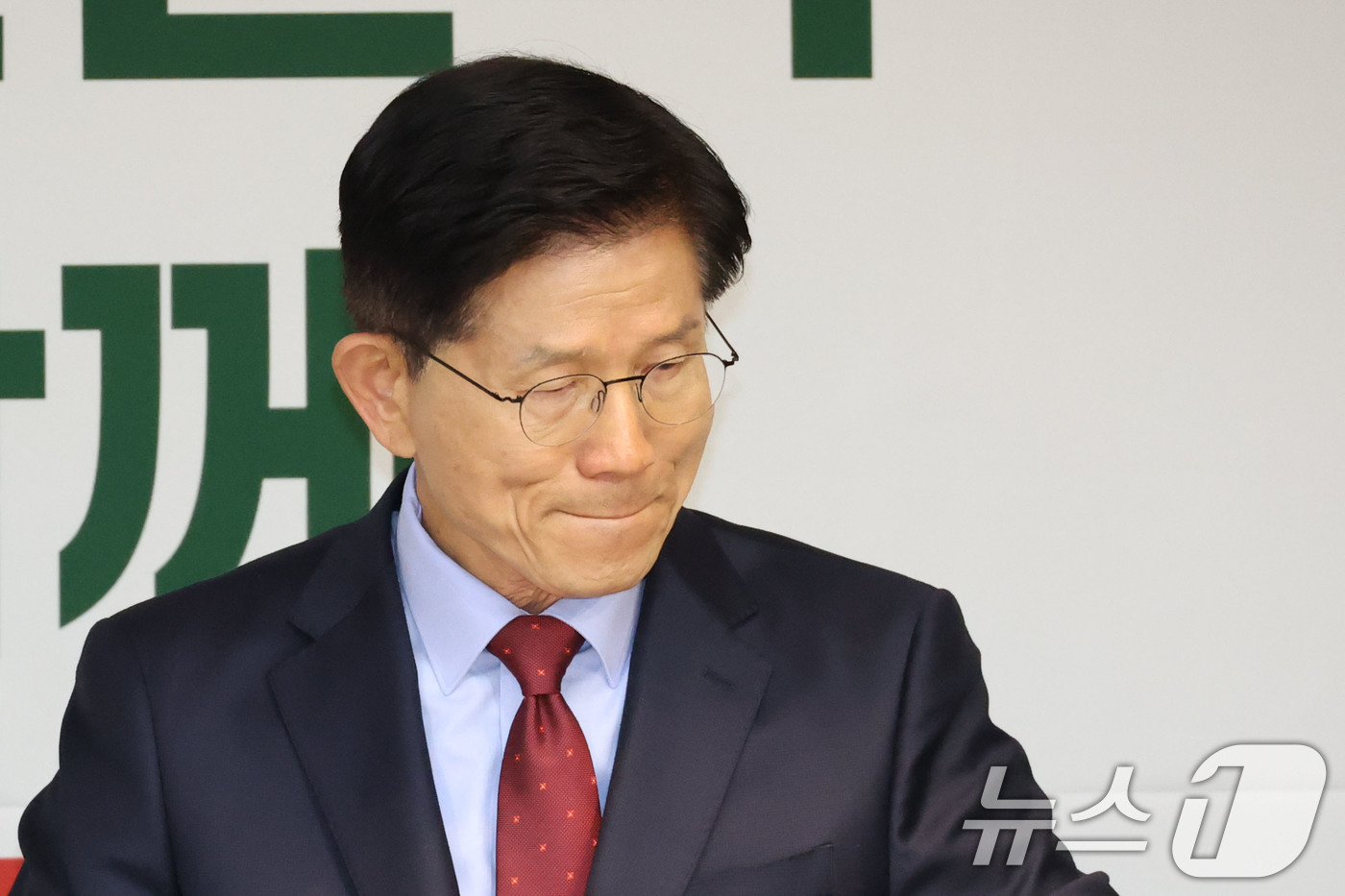 (서울=뉴스1) 이광호 기자 = 김문수 국민의힘 대통령 후보가 22일 오후 서울 용산구 한국여성단체협의회에서 열린 여성정책 협약식에 참석해 인사말도중 울먹이고 있다. 2025.5. …