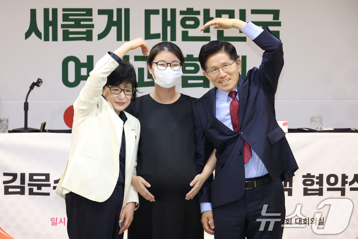 (서울=뉴스1) 이광호 기자 = 김문수 국민의힘 대통령 후보가 22일 오후 서울 용산구 한국여성단체협의회에서 열린 여성정책 협약식에 참석해 허명 한국여성단체협의회장, 출산을 앞둔 …