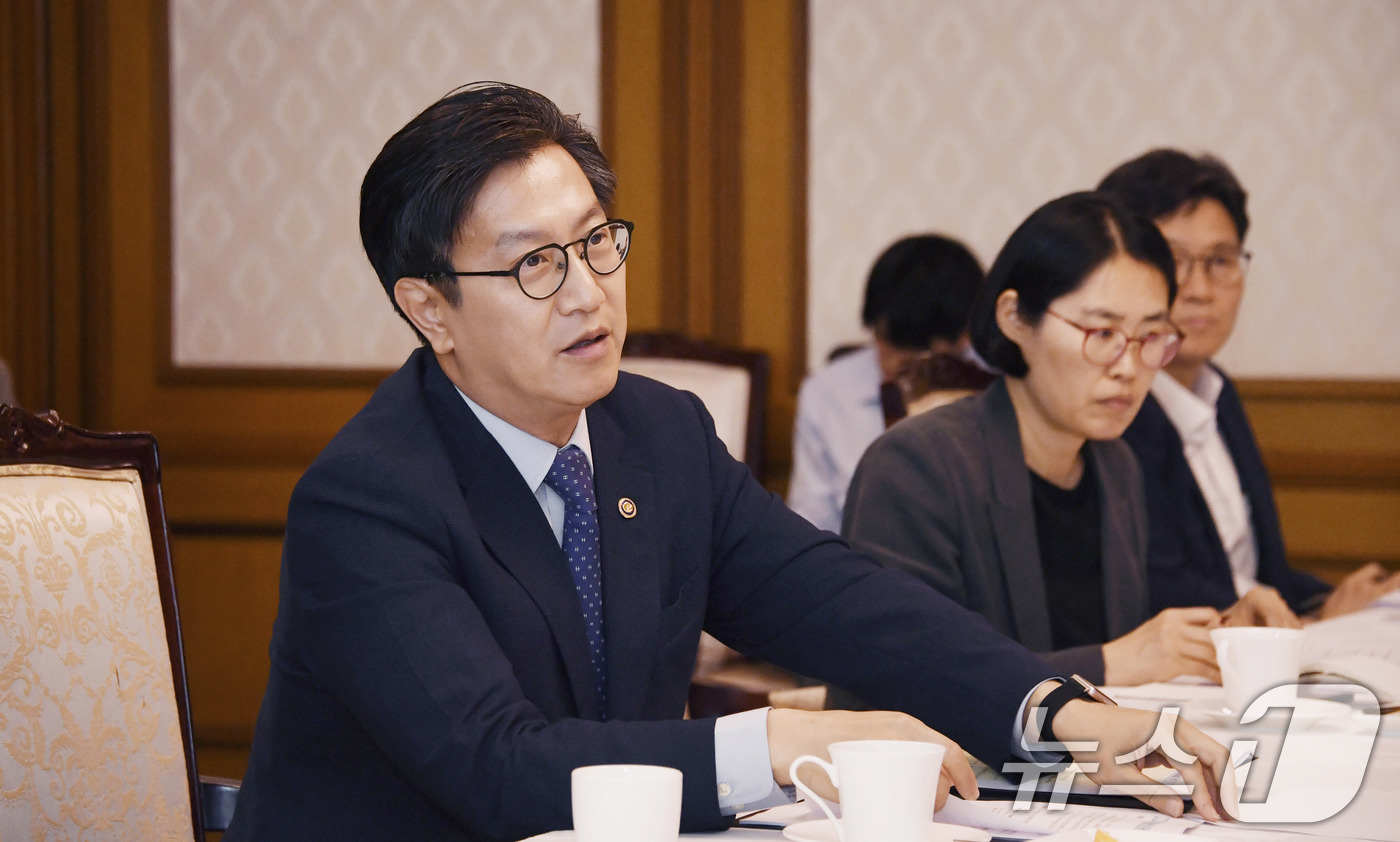 (서울=뉴스1) = 김범석 기획재정부 장관 직무대행 1차관이 22일 서울 종로구 정부서울청사에서 열린 '제5차 통상현안 관련 범정부 국내대응 전담반 회의'를 주재하고 있다. (기획 …