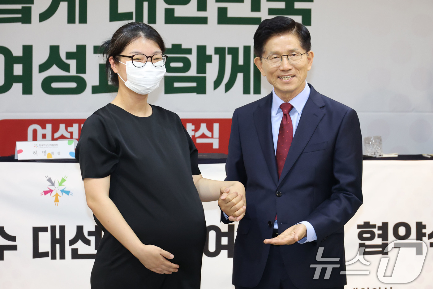 (서울=뉴스1) 이광호 기자 = 김문수 국민의힘 대통령 후보가 22일 오후 서울 용산구 한국여성단체협의회에서 열린 여성정책 협약식에 참석해 출산을 앞둔 한국여성단체협의회 직원과 기 …