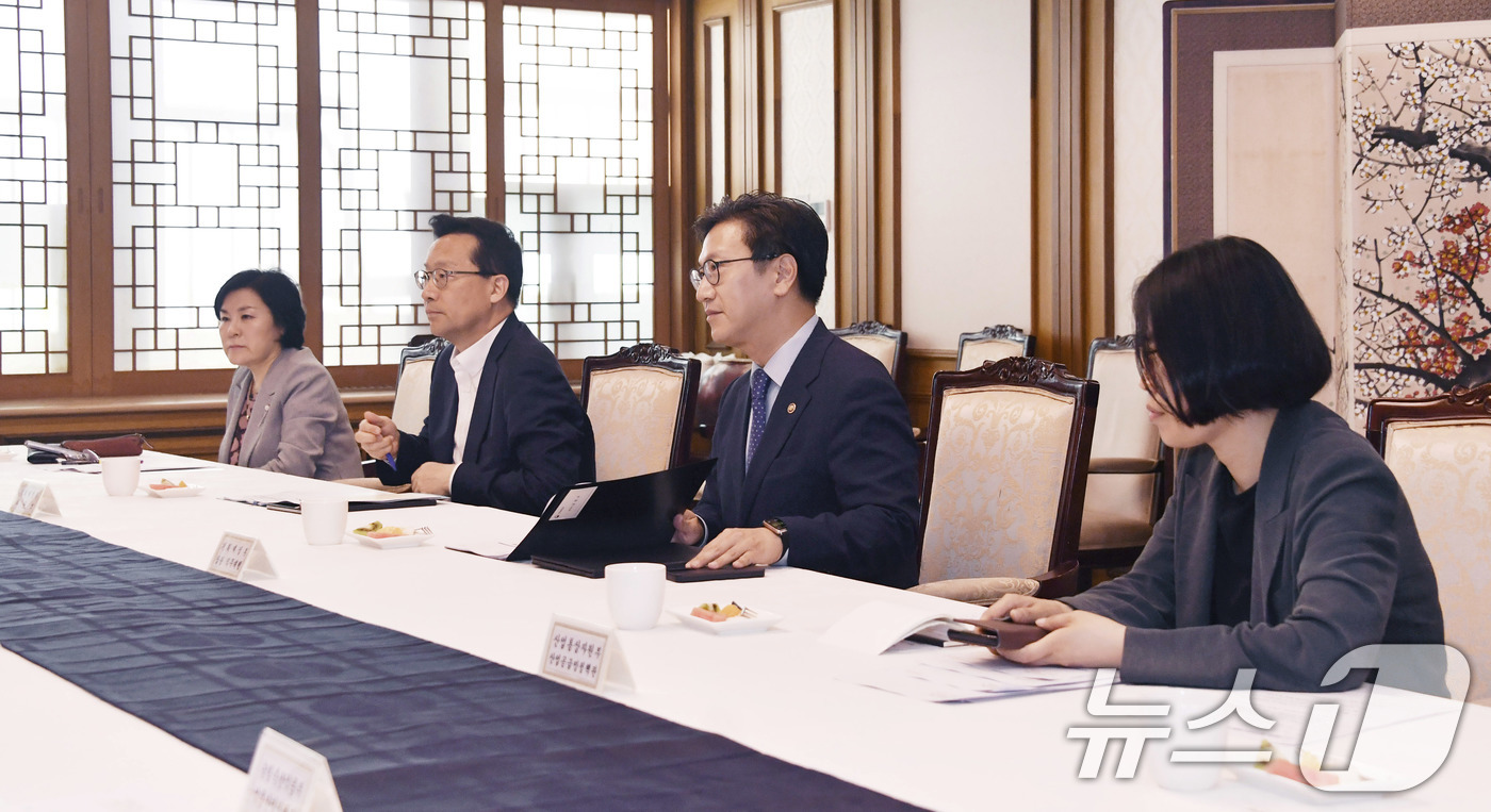 (서울=뉴스1) = 김범석 기획재정부 장관 직무대행 1차관이 22일 서울 종로구 정부서울청사에서 열린 '제5차 통상현안 관련 범정부 국내대응 전담반 회의'를 주재하고 있다. (기획 …