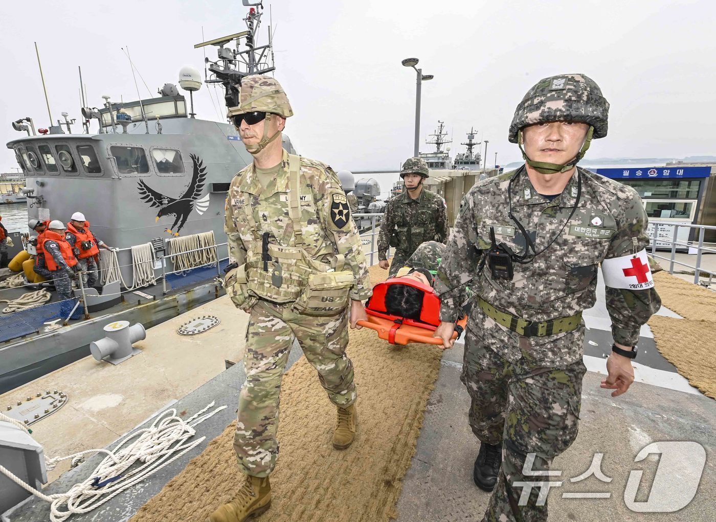 본문 이미지 - 한미연합군사령부가 지난 22일 진행한 연합·합동 의무지원훈련 모습.&#40;한미연합군사령부 제공. 재판매 및 DB 금지&#41; 2025.5.22/뉴스1