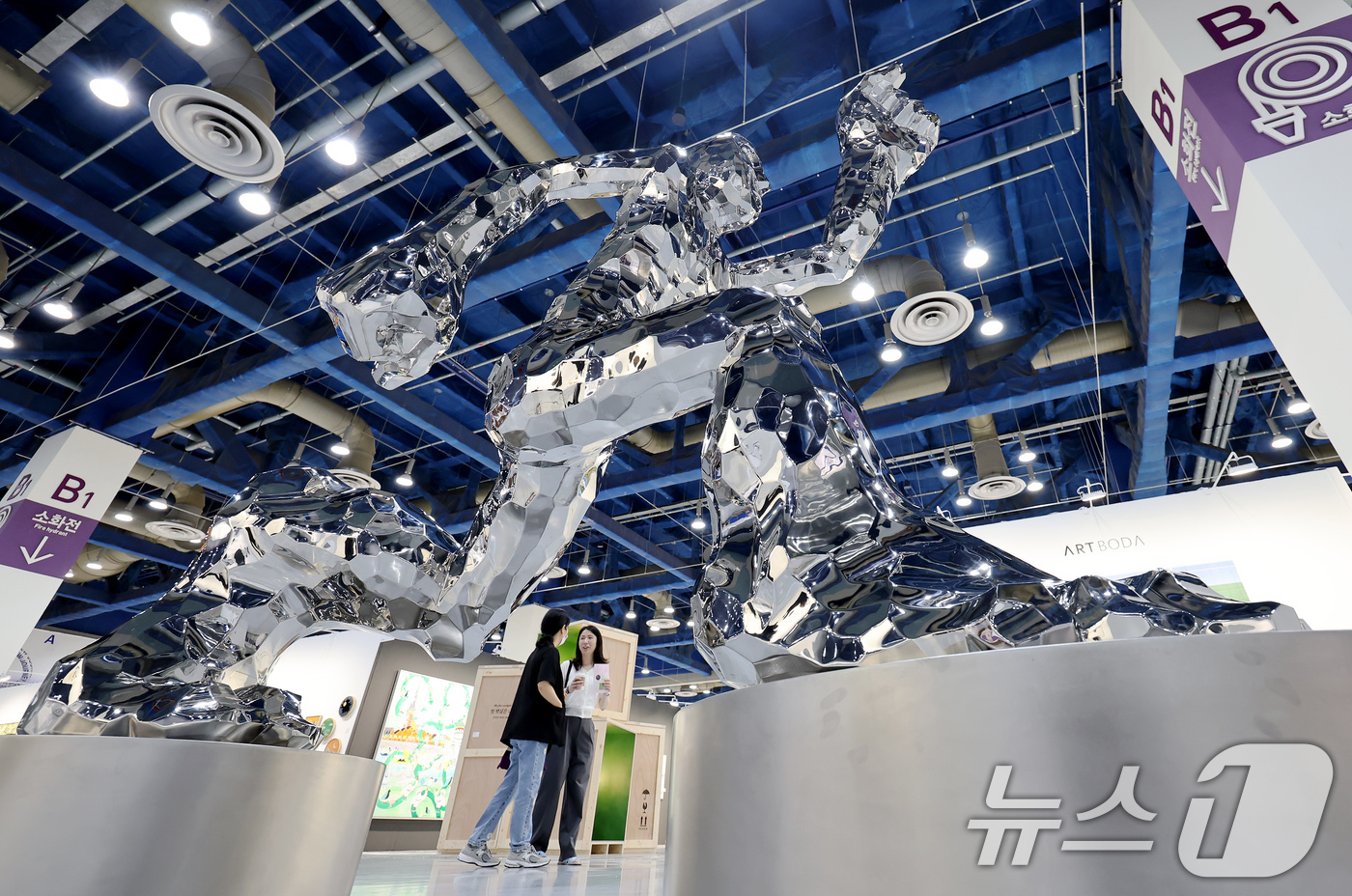 (서울=뉴스1) 장수영 기자 = 22일 서울 강남구 코엑스에서 열린 '조형아트서울(PLAS) 2025'를 찾은 관람객들이 미술품을 관람하고 있다. 2025.5.22/뉴스1