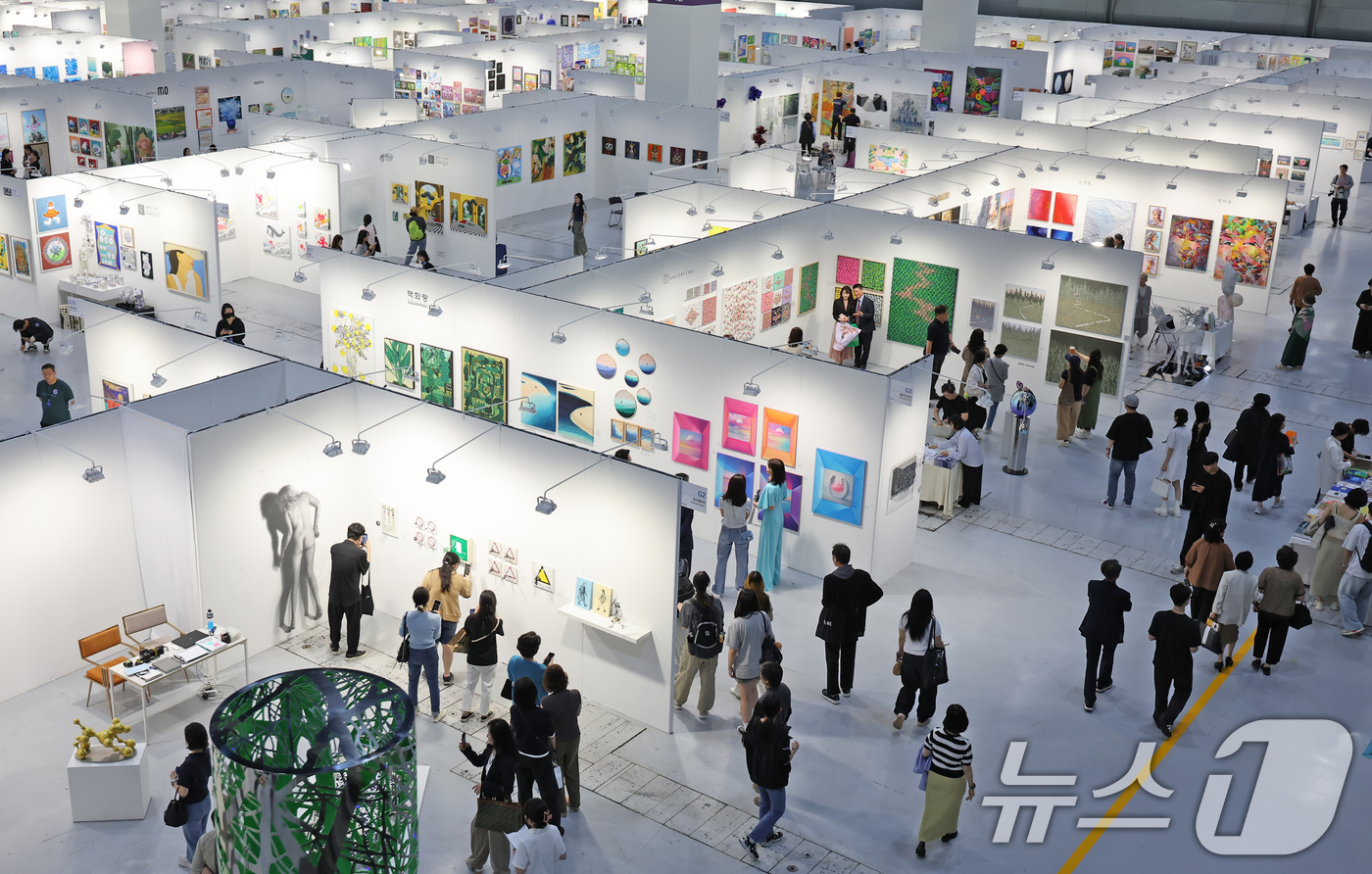 (서울=뉴스1) 장수영 기자 = 22일 서울 강남구 코엑스에서 열린 '조형아트서울(PLAS) 2025'를 찾은 관람객들이 미술품을 관람하고 있다. 2025.5.22/뉴스1