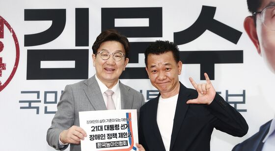 농아인협회 정책 제안서 전달 받는 권성동 공동선대위원장