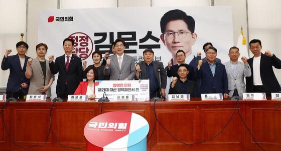 장애인 단체와 기념촬영 하는 권성동 공동선거대책위원장