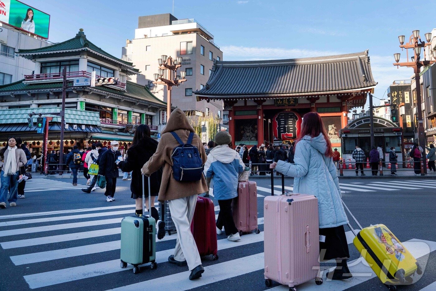 본문 이미지 - 일본 도쿄를 찾은 방일 관광객들의 모습ⓒ AFP=뉴스1