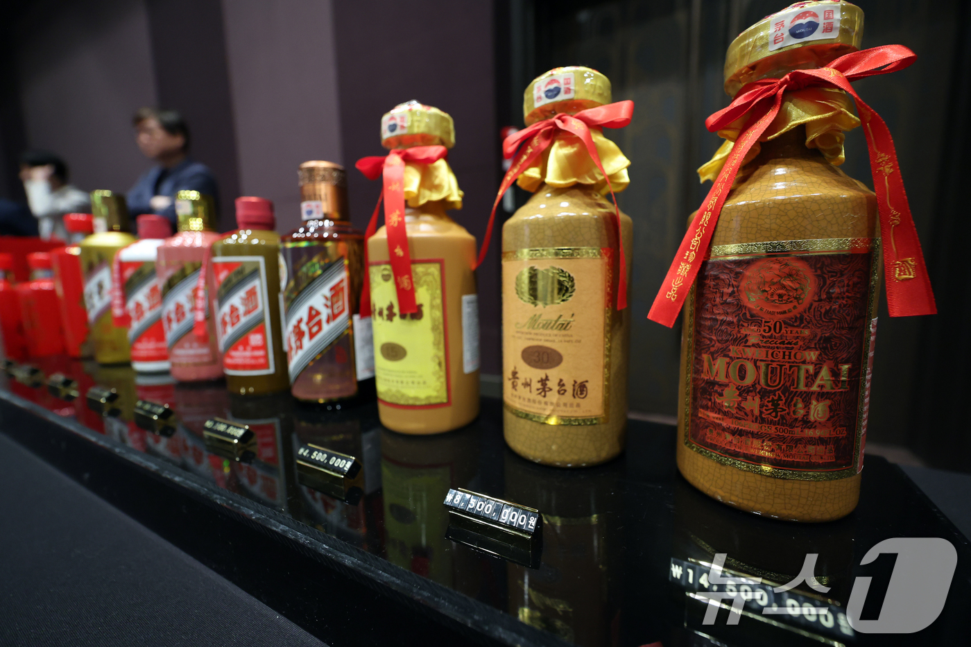 (서울=뉴스1) 황기선 기자 = 22일 오후 서울 강남구 GS타워에서 열린 GS리테일 주류 박람회 '그랜드 테이스팅' 행사에 중국 '귀주마오타이'가 진열돼 있다.  2025.5.2 …