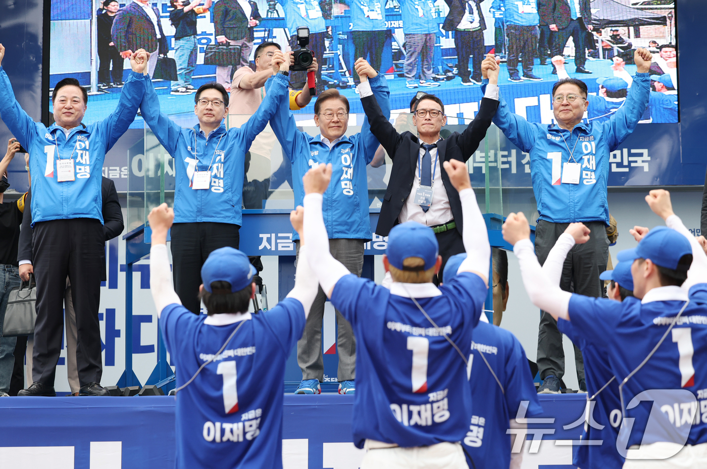 (양산=뉴스1) 이재명 기자 = 이재명 더불어민주당 대통령 후보가 22일 오후 경남 양산시 양산워터파크공원에서 유세에 앞서 김경수 총괄선대위원장, 김두관 지방분권혁신위원장 등과 손 …