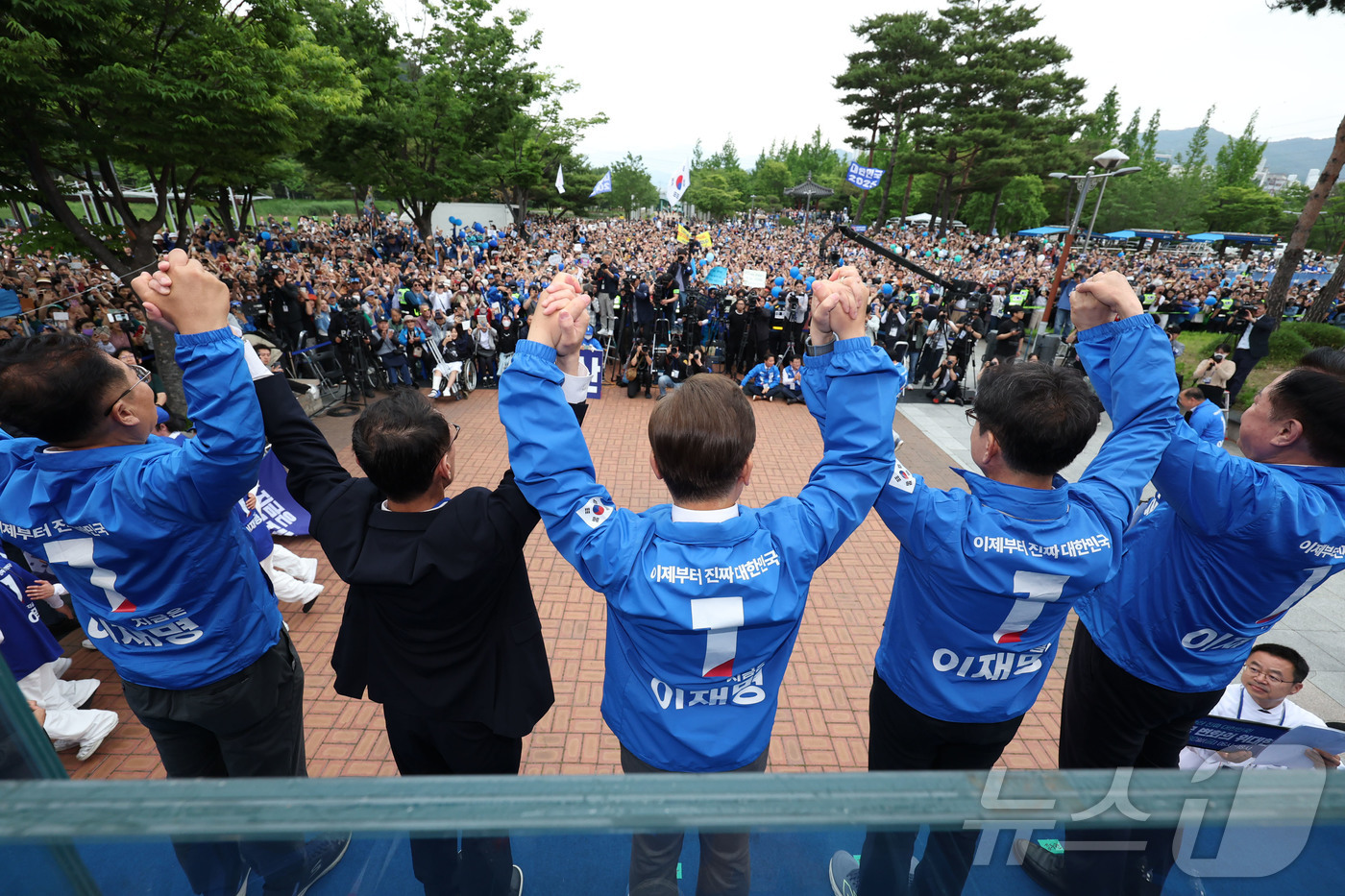 (양산=뉴스1) 이재명 기자 = 이재명 더불어민주당 대통령 후보가 22일 경남 양산시 양산워터파크공원에서 열린 유세에서 김경수 총괄선대위원장, 김두관 지방분권혁신위원장을 비롯한 당 …