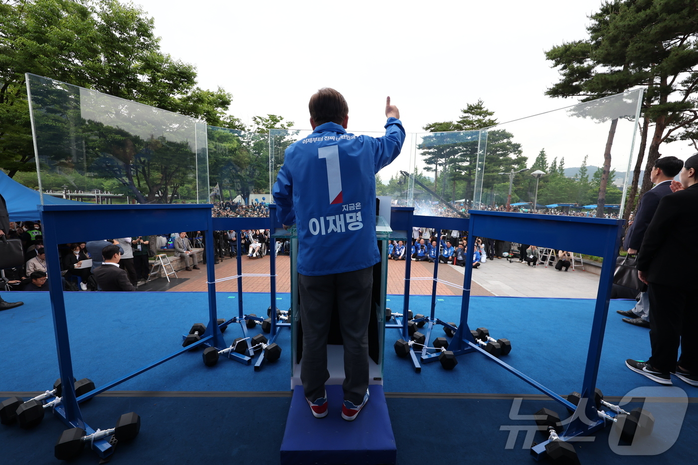 (양산=뉴스1) 이재명 기자 = 이재명 더불어민주당 대통령 후보가 22일 오후 경남 양산시 양산워터파크공원에서 집중 유세를 하고 있다. (공동취재) 2025.5.22/뉴스1