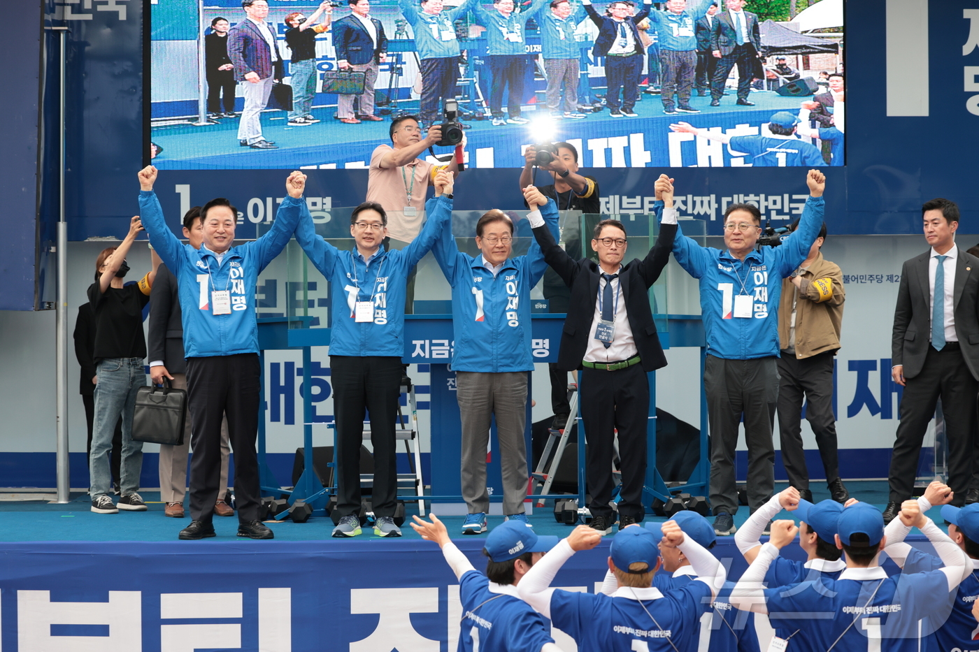 (양산=뉴스1) 이재명 기자 = 이재명 더불어민주당 대통령 후보가 22일 오후 경남 양산시 양산워터파크공원에서 유세에 앞서 김경수 총괄선대위원장, 김두관 지방분권혁신위원장 등과 손 …
