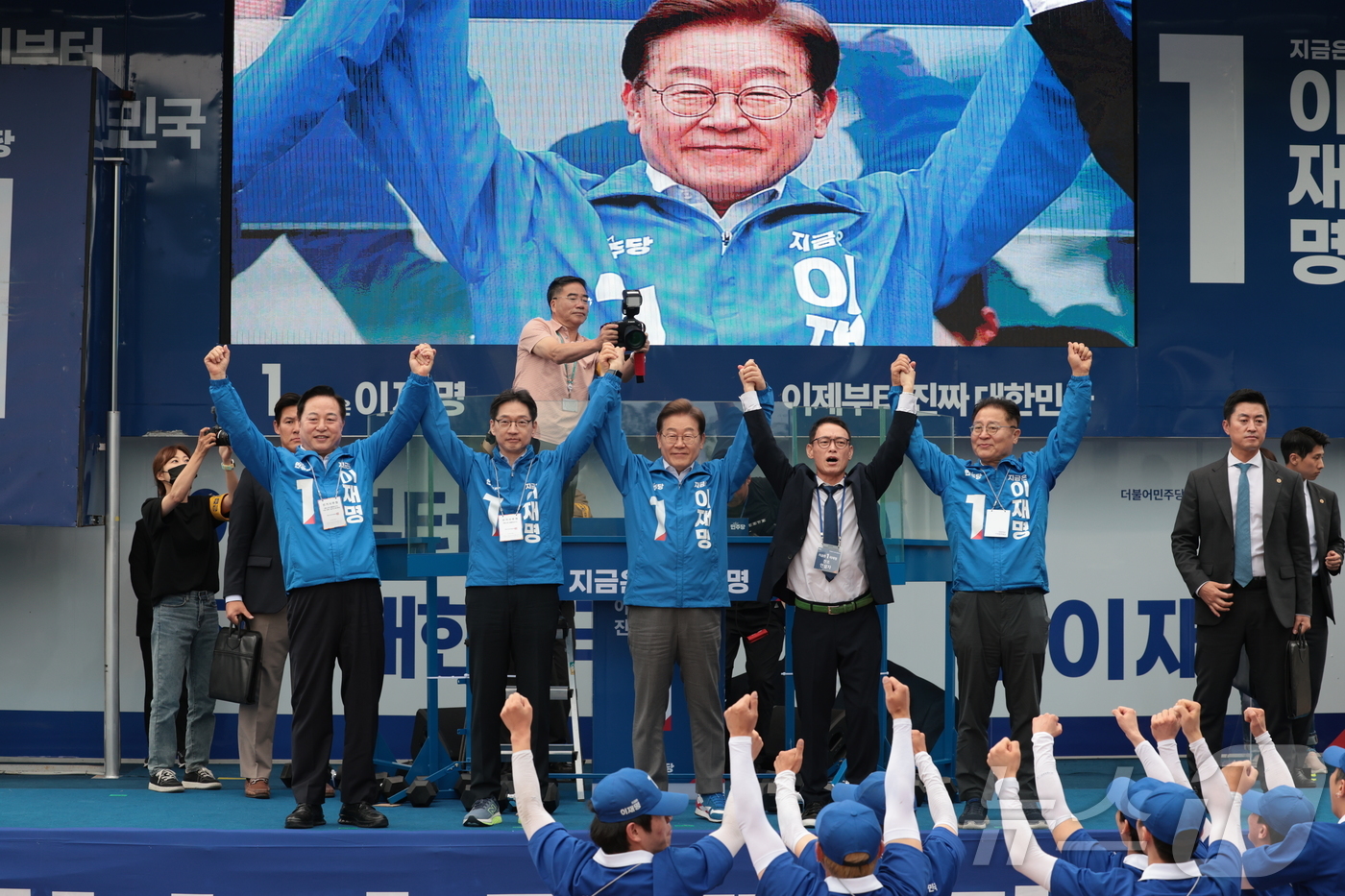 (양산=뉴스1) 이재명 기자 = 이재명 더불어민주당 대통령 후보가 22일 오후 경남 양산시 양산워터파크공원에서 유세에 앞서 김경수 총괄선대위원장, 김두관 지방분권혁신위원장 등과 손 …