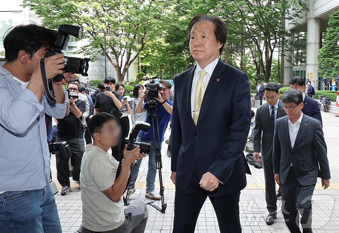 본문 이미지 - 정기석 국민건강보험공단 이사장이 22일 오후 서울 서초구 서울고등법원에서 열리는 담배소송 항소심 최종변론&#40;12차&#41;에 참석하기 위해 입장하고 있다. 2025.5.22/뉴스1 ⓒ News1 김진환 기자