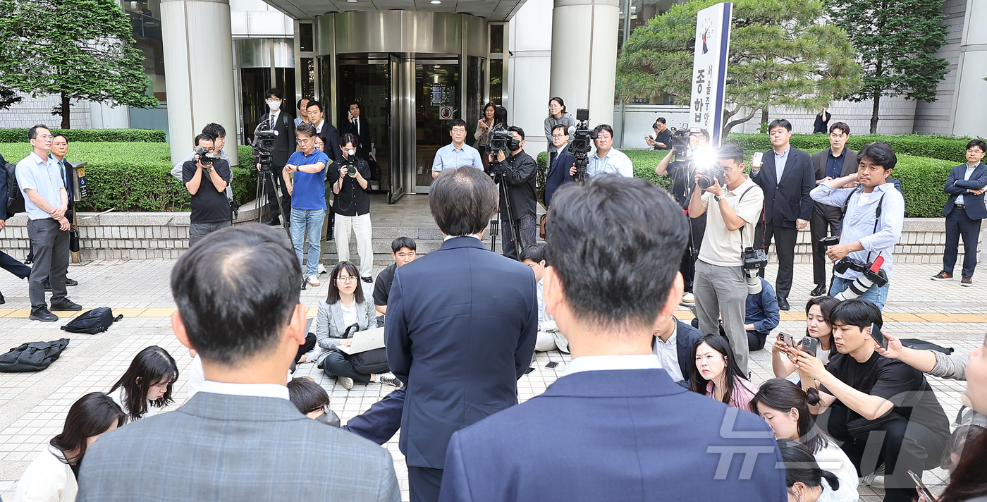 (서울=뉴스1) 김진환 기자 = 정기석 국민건강보험공단 이사장이 22일 오후 서울 서초구 서울고등법원에서 열리는 담배소송 항소심 최종변론(12차)을 앞두고 기자회견을 하고 있다.건 …