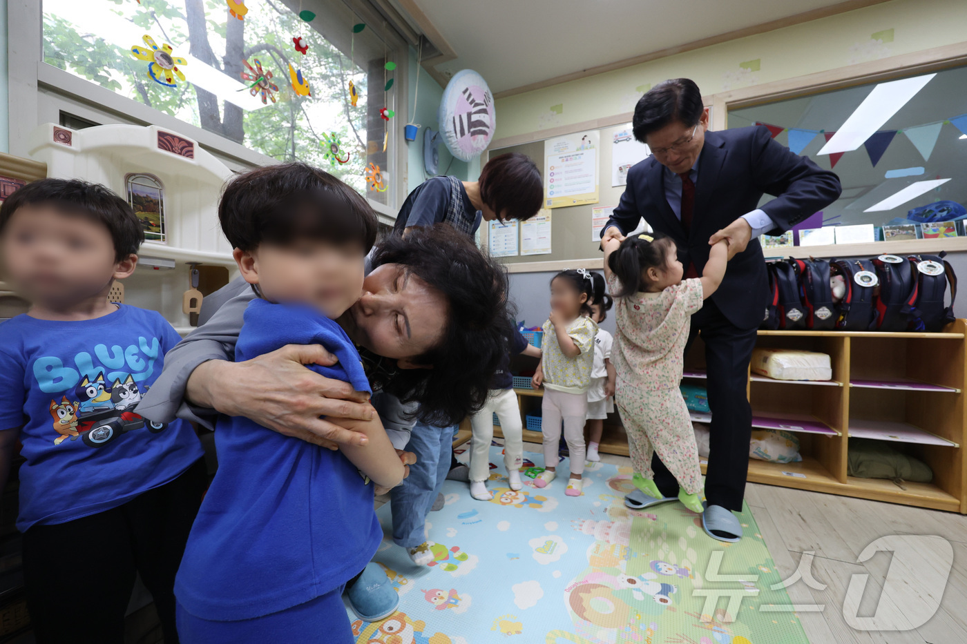 (광명=뉴스1) 이광호 기자 = 김문수 국민의힘 대통령 후보와 설난영 여사가 22일 경기 광명시의 한 어린이집에서 아이들을 만나고 있다. (공동취재) 2025.5.22/뉴스1