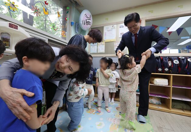 김문수 "어린이집 교사 처우 개선…공교육 정상화로 4세 고시 막아야"