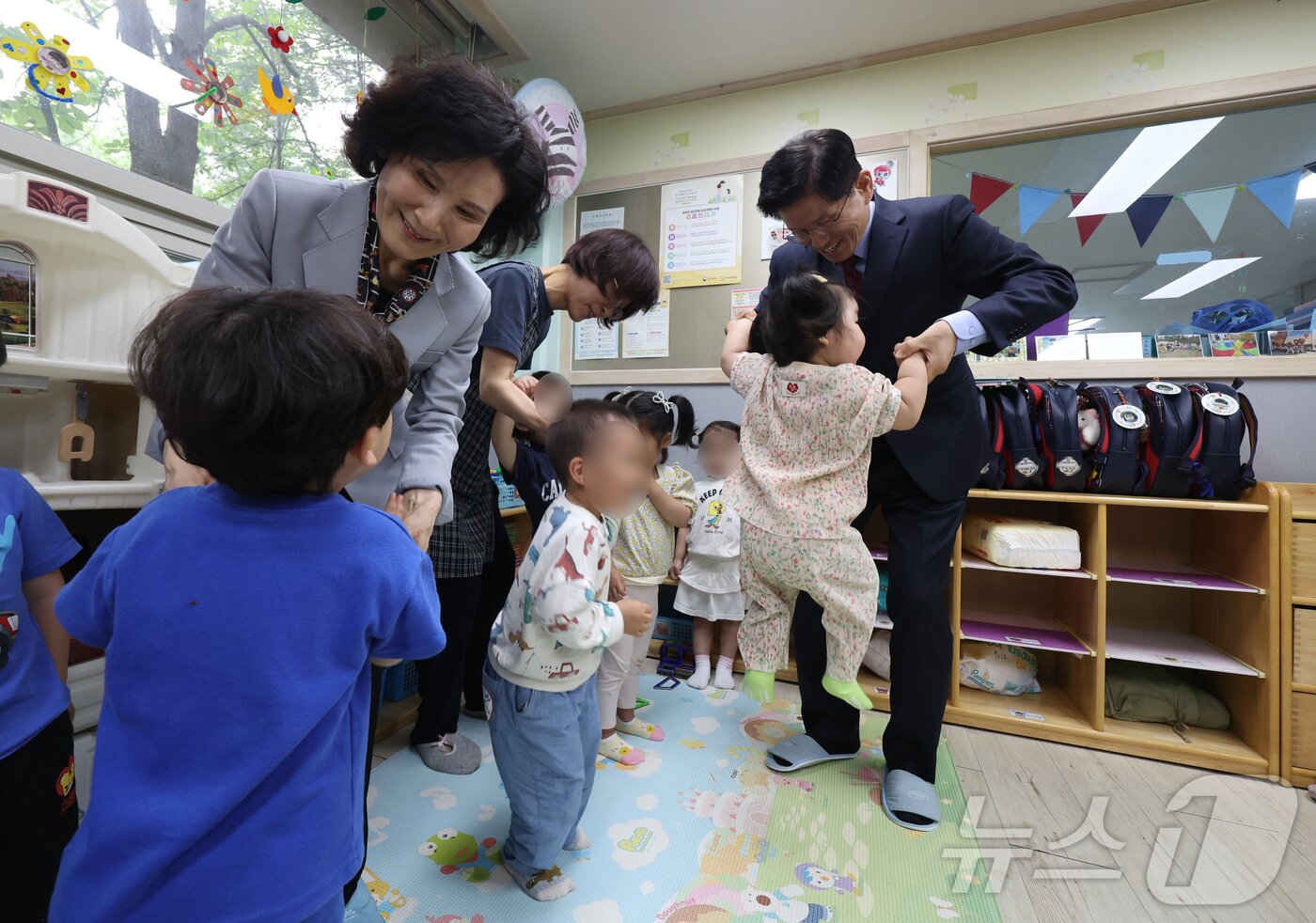 본문 이미지 - 김문수 국민의힘 대통령 후보와 설난영 여사가 22일 경기 광명시의 한 어린이집에서 아이들을 만나고 있다. &#40;공동취재&#41; 2025.5.22/뉴스1 ⓒ News1 이광호 기자