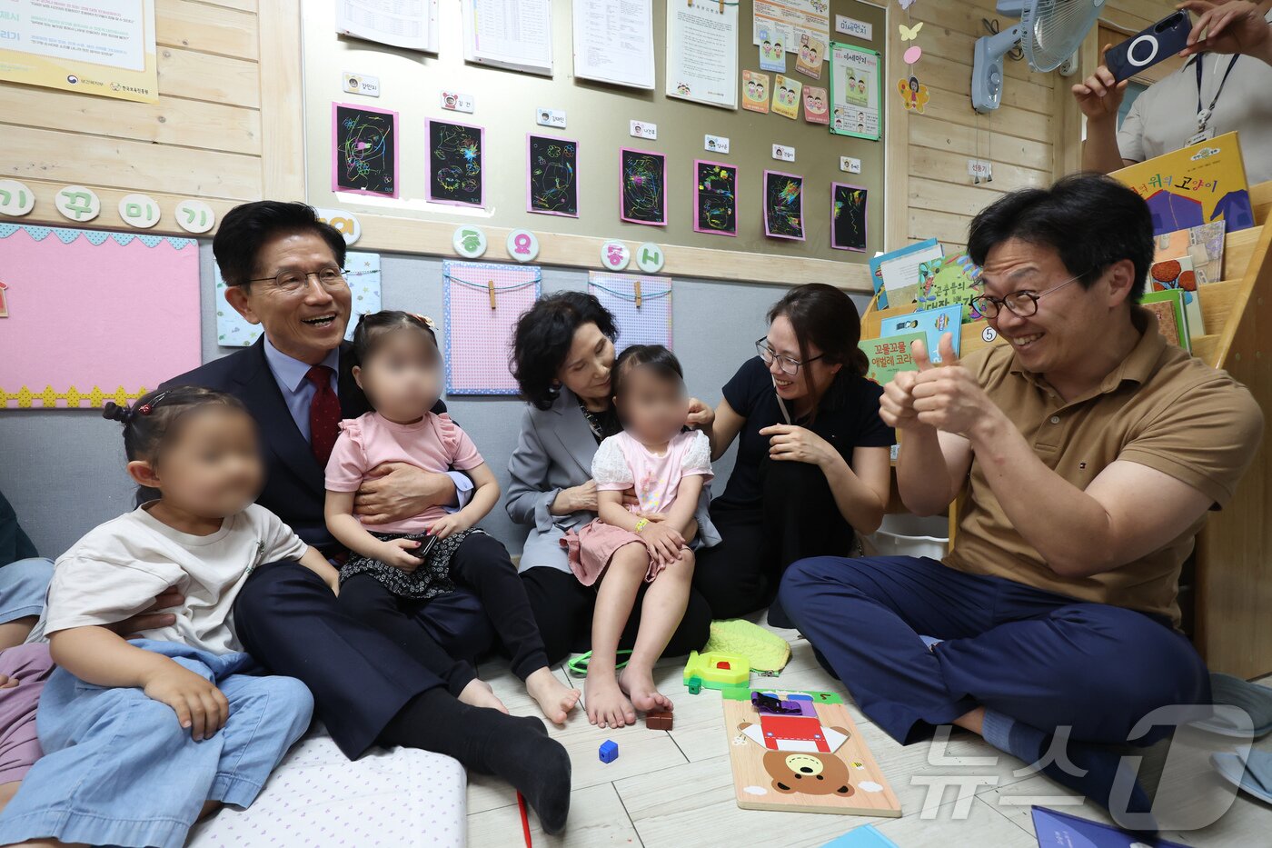본문 이미지 - 김문수 국민의힘 대통령 후보와 설난영 여사, 딸 김동주 씨, 사위가 22일 경기 광명시의 한 어린이집에서 아이들을 만나고 있다. &#40;공동취재&#41; 2025.5.22/뉴스1 ⓒ News1 이광호 기자