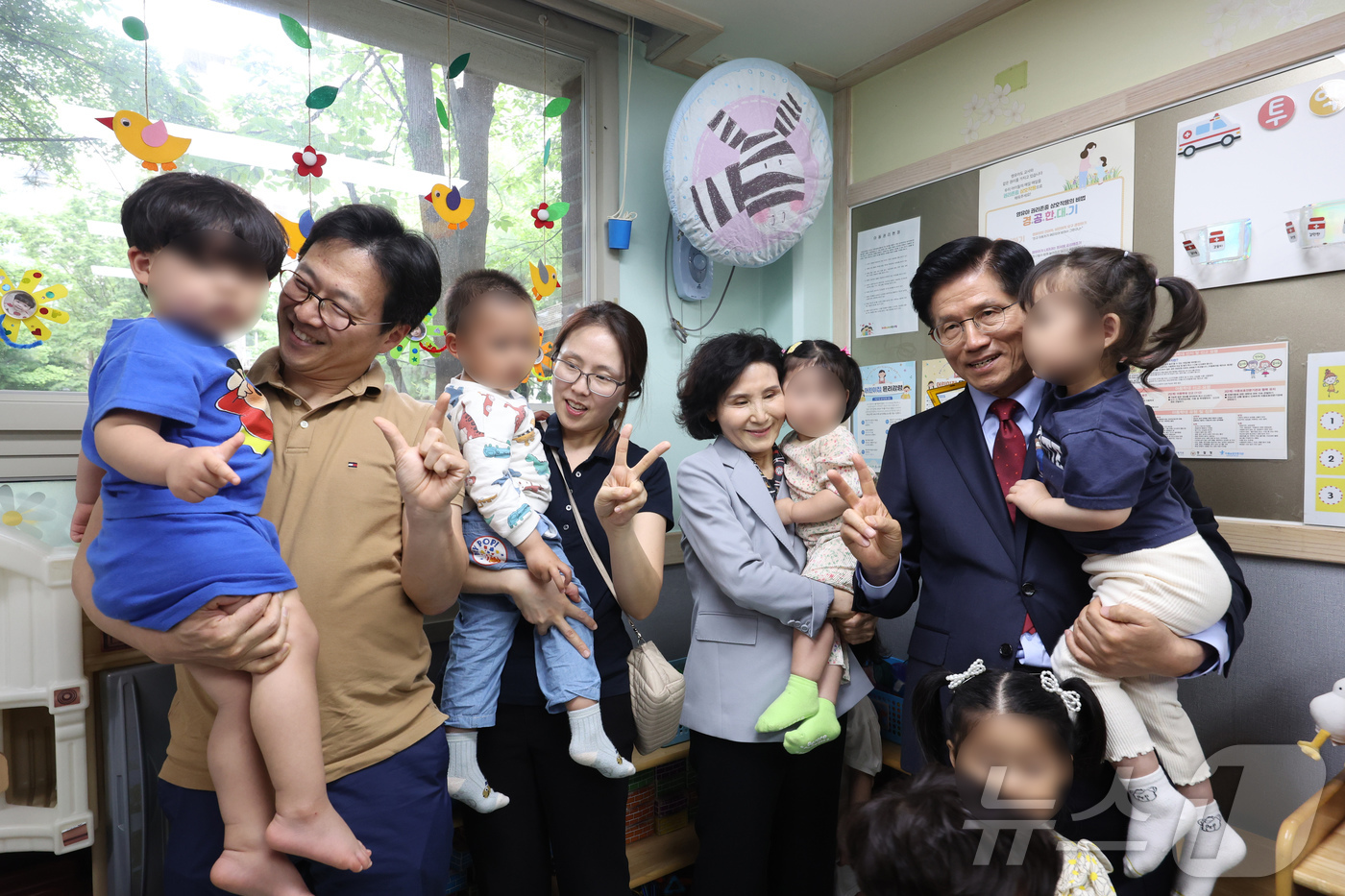 (광명=뉴스1) 이광호 기자 = 김문수 국민의힘 대통령 후보와 설난영 여사, 딸 김동주 씨, 사위가 22일 경기 광명시의 한 어린이집에서 아이들을 만나고 있다. (공동취재) 202 …