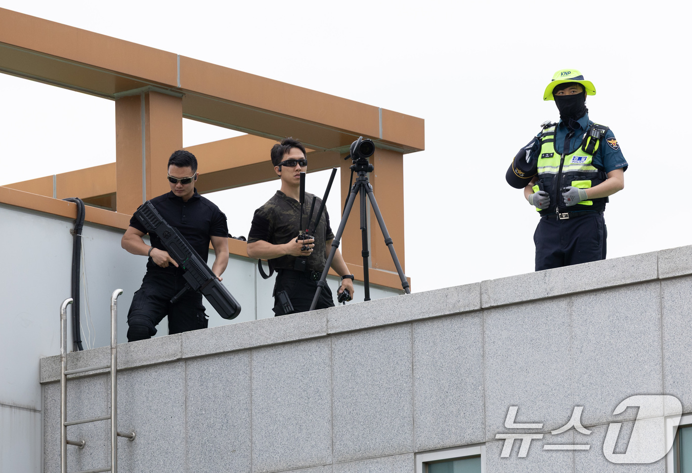 (양산=뉴스1) 이재명 기자 = 22일 오후 경남 양산시 양산워터파크공원에서 열린 이재명 더불어민주당 대통령 후보의 집중유세에서 경호 관계자들이 드론 재밍 장비를 들고 근무를 서고 …