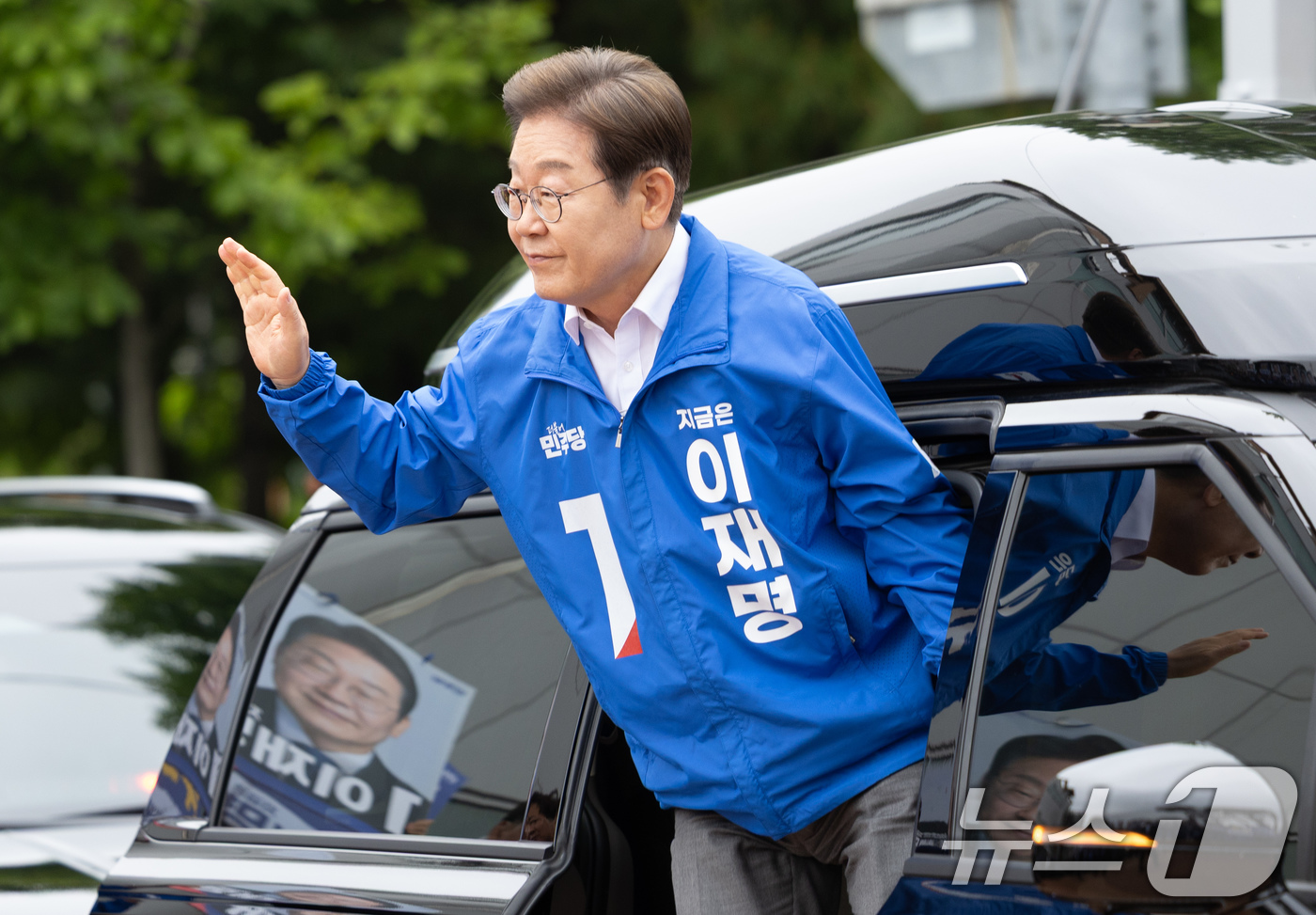 (양산=뉴스1) 이재명 기자 = 이재명 더불어민주당 대통령 후보가 22일 오후 경남 양산시 양산워터파크공원에서 열린 집중유세에 참석하고 있다. 2025.5.22/뉴스1