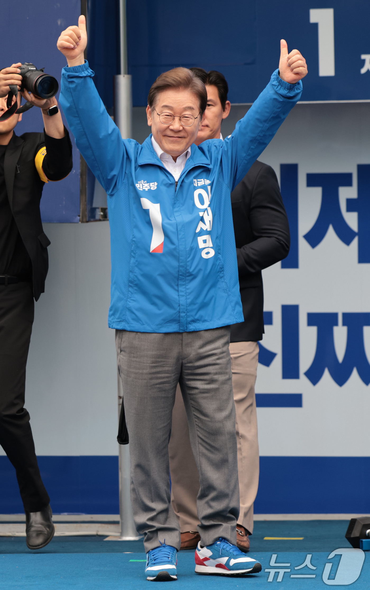 (양산=뉴스1) 이재명 기자 = 이재명 더불어민주당 대통령 후보가 22일 오후 경남 양산시 양산워터파크공원에서 유세를 펼치기 위해 무대에 올라 인사하고 있다. (공동취재) 2025 …