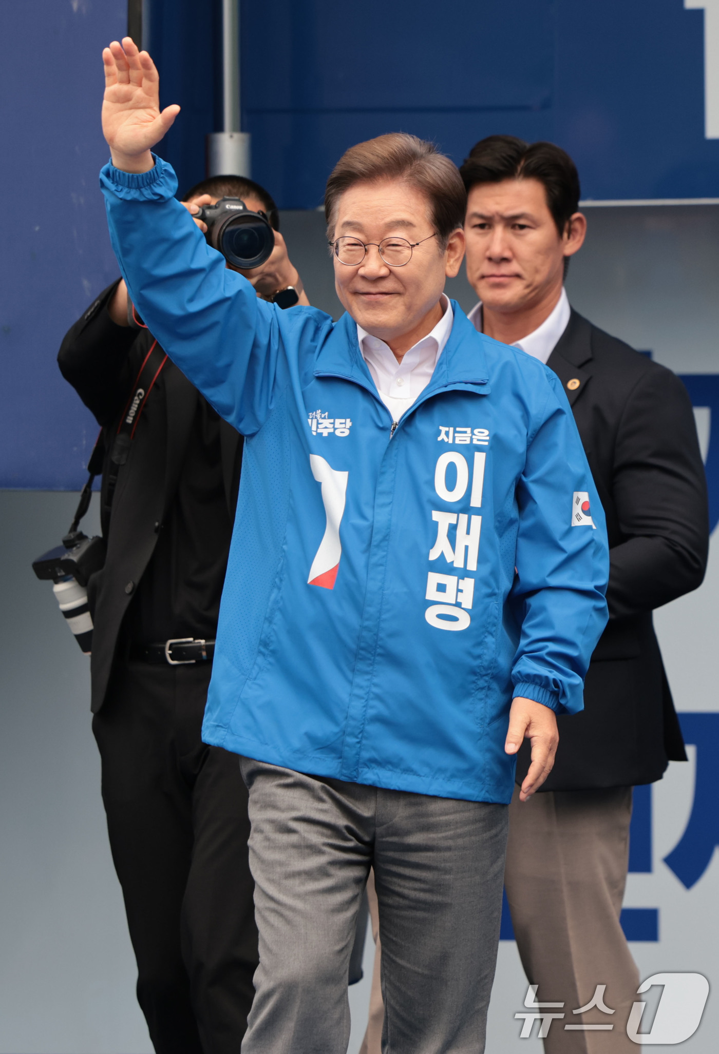 (양산=뉴스1) 이재명 기자 = 이재명 더불어민주당 대통령 후보가 22일 오후 경남 양산시 양산워터파크공원에서 유세를 펼치기 위해 무대에 올라 인사하고 있다. (공동취재) 2025 …