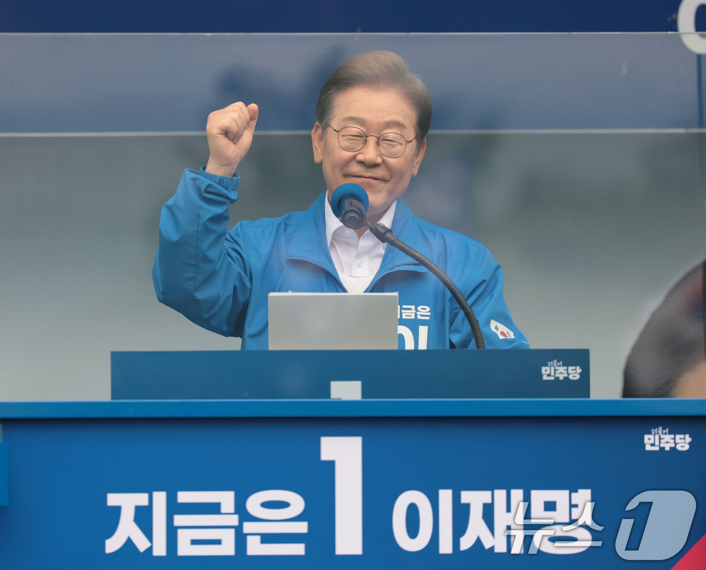 (양산=뉴스1) 이재명 기자 = 이재명 더불어민주당 대통령 후보가 22일 오후 경남 양산시 양산워터파크공원에서 시민들에게 지지를 호소하고 있다. (공동취재) 2025.5.22/뉴스 …